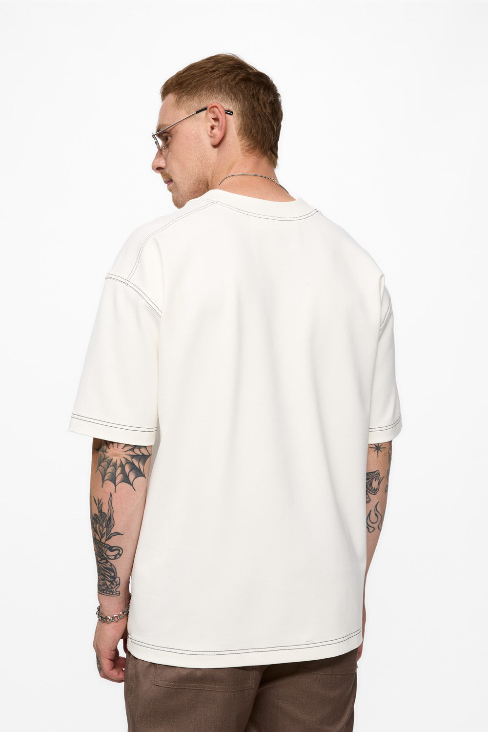 Khan T-shirt with decorative stitching | Men | Off-White | Modern & Elegant Style | Comfort & Functionality | Atelier Hamza