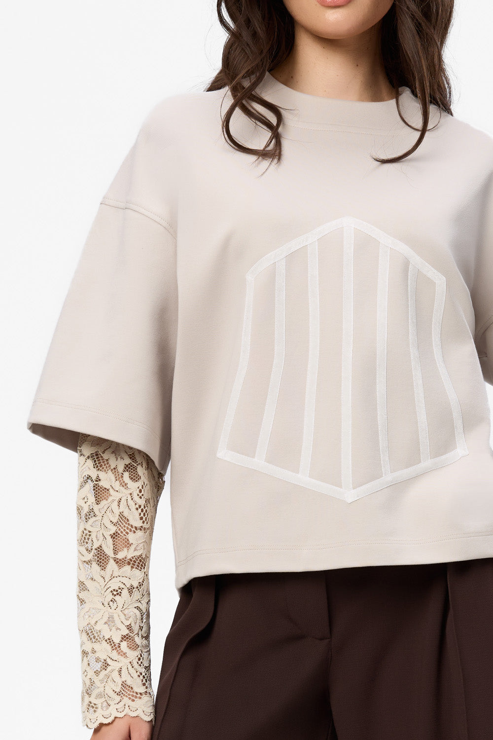 Czarna sukienka Venice z koronkową spódnicą i rękawami