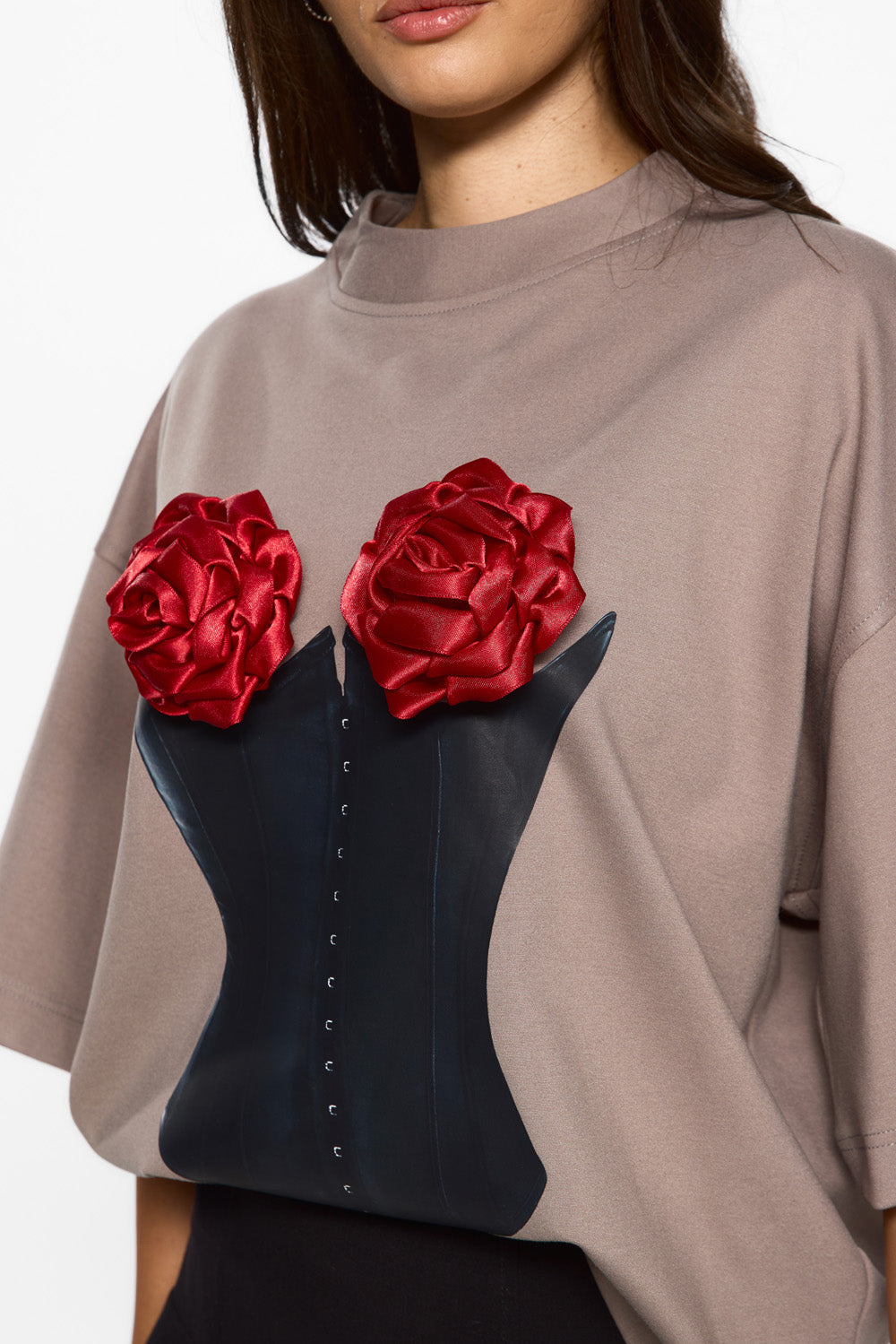 Tricou bej de femei cu aplicatii manuale de flori Belle de la Hamza