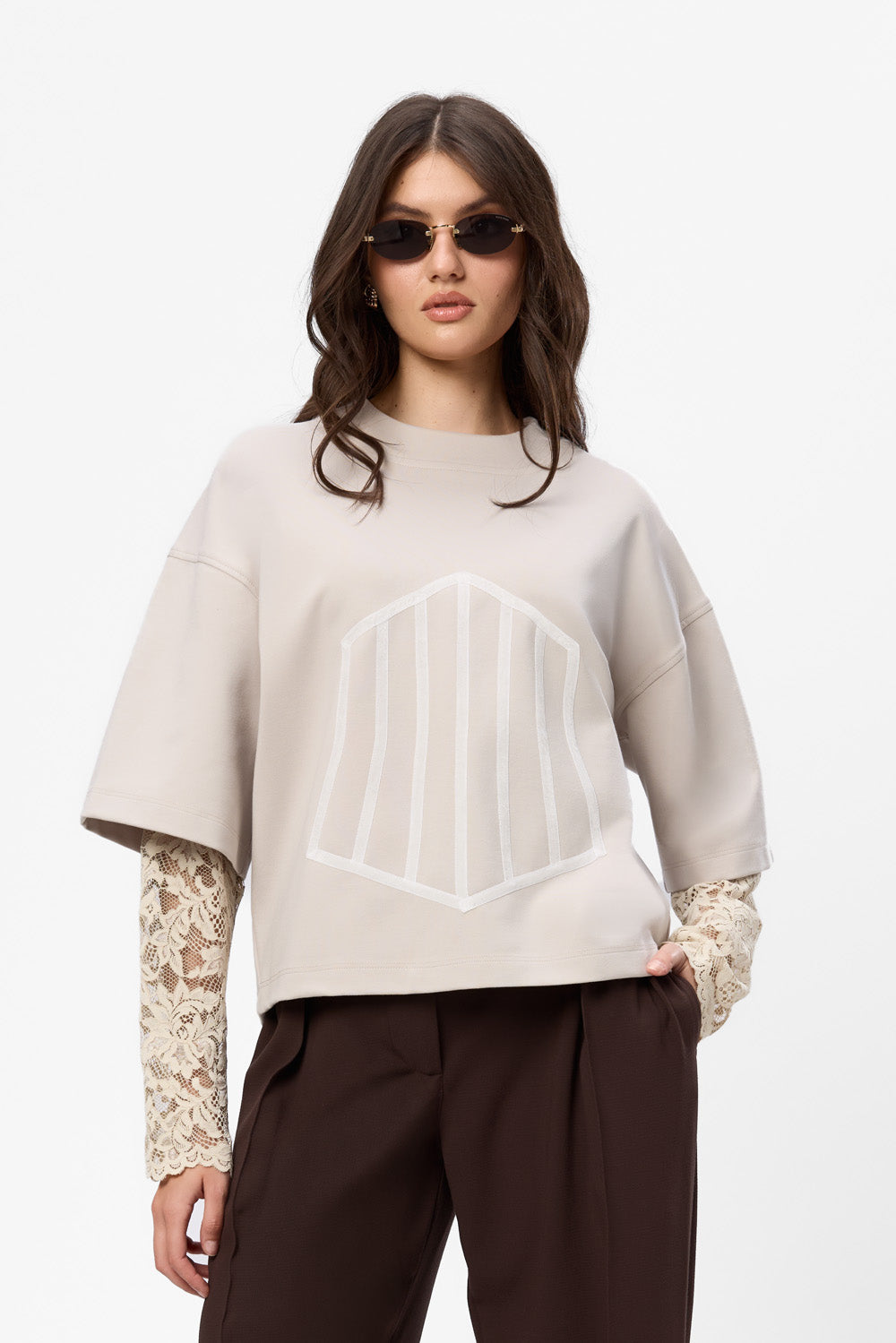 Czarna sukienka Venice z koronkową spódnicą i rękawami