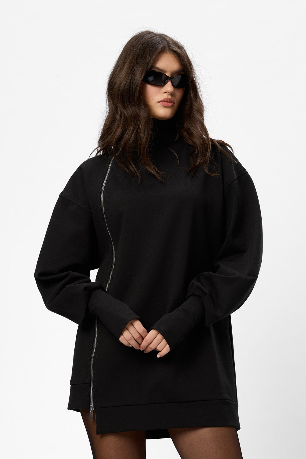 Sukienka z detalem przy dekolcie i podwójnym zamkiem Bipolar