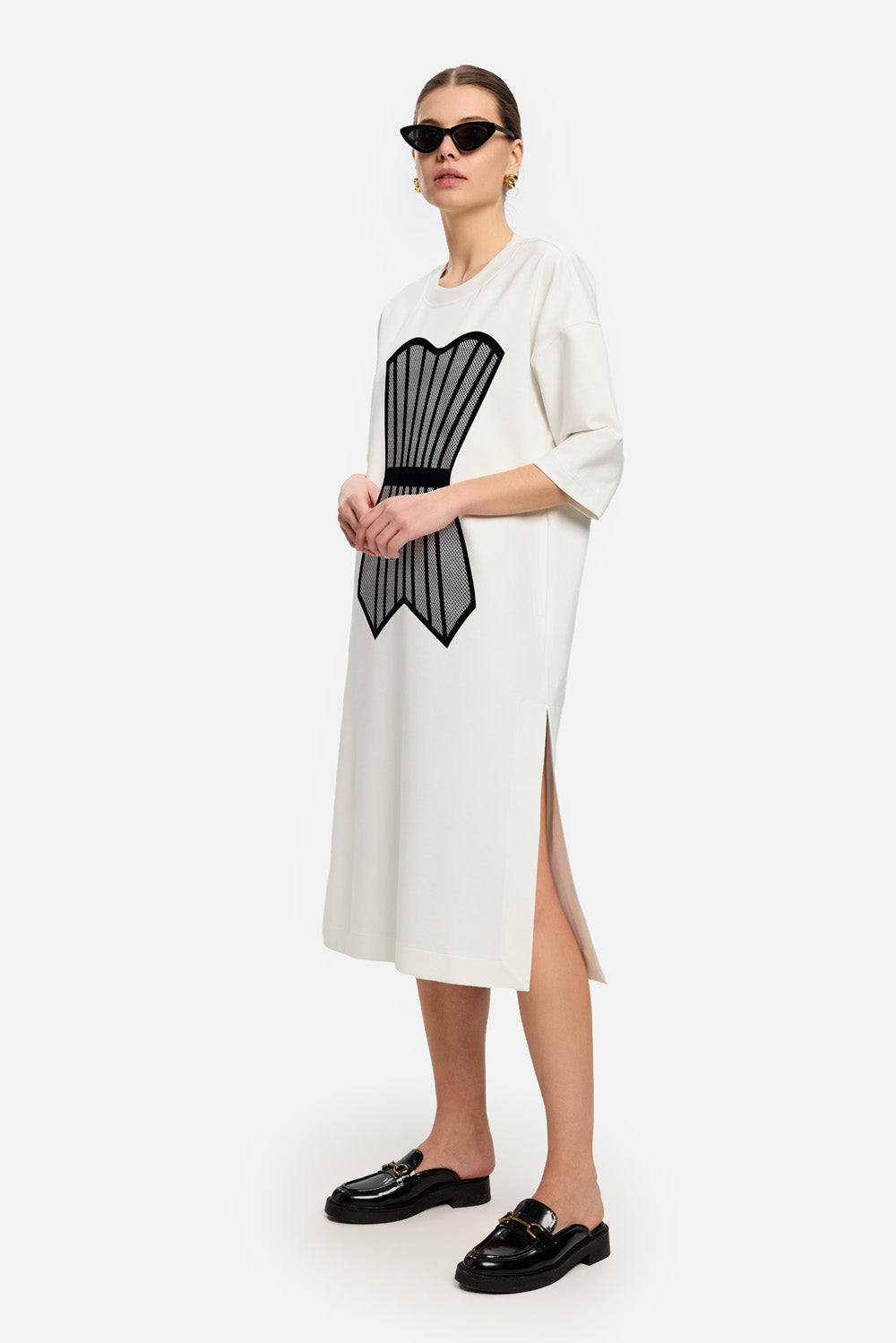 Maxi sukienka off-white z bocznym wycięciem Tee