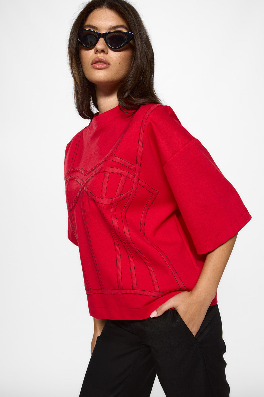 Tricou Karo | Femei | Rosu | Stil modern și elegant | Confort și funcționalitate | Atelier Hamza