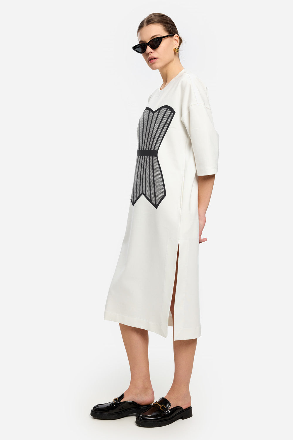 Maxi sukienka off-white z bocznym wycięciem Tee