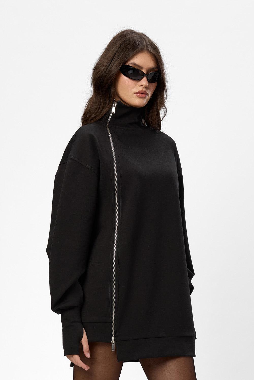 Sukienka z detalem przy dekolcie i podwójnym zamkiem Bipolar