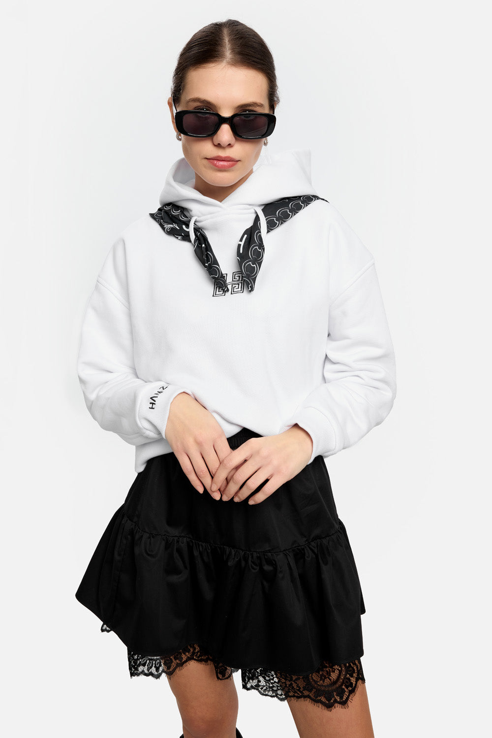 Hanorac Tiffany 2.0 cu broderie | Femei | Alb | Stil Modern & Elegant | Confort & Funcționalitate | Atelier Hamza