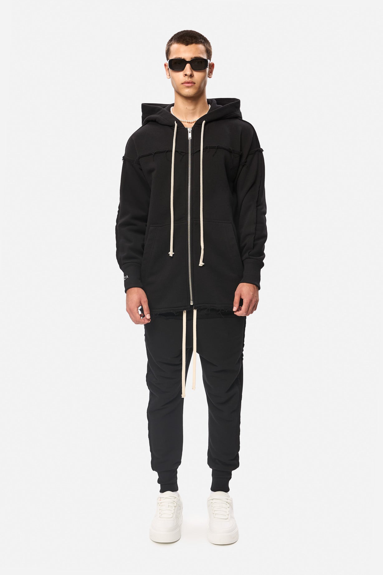 Crudo Black Hanorac negru Unfinished edges , confecționat din bumbac, perfect pentru un stil casual și urban.