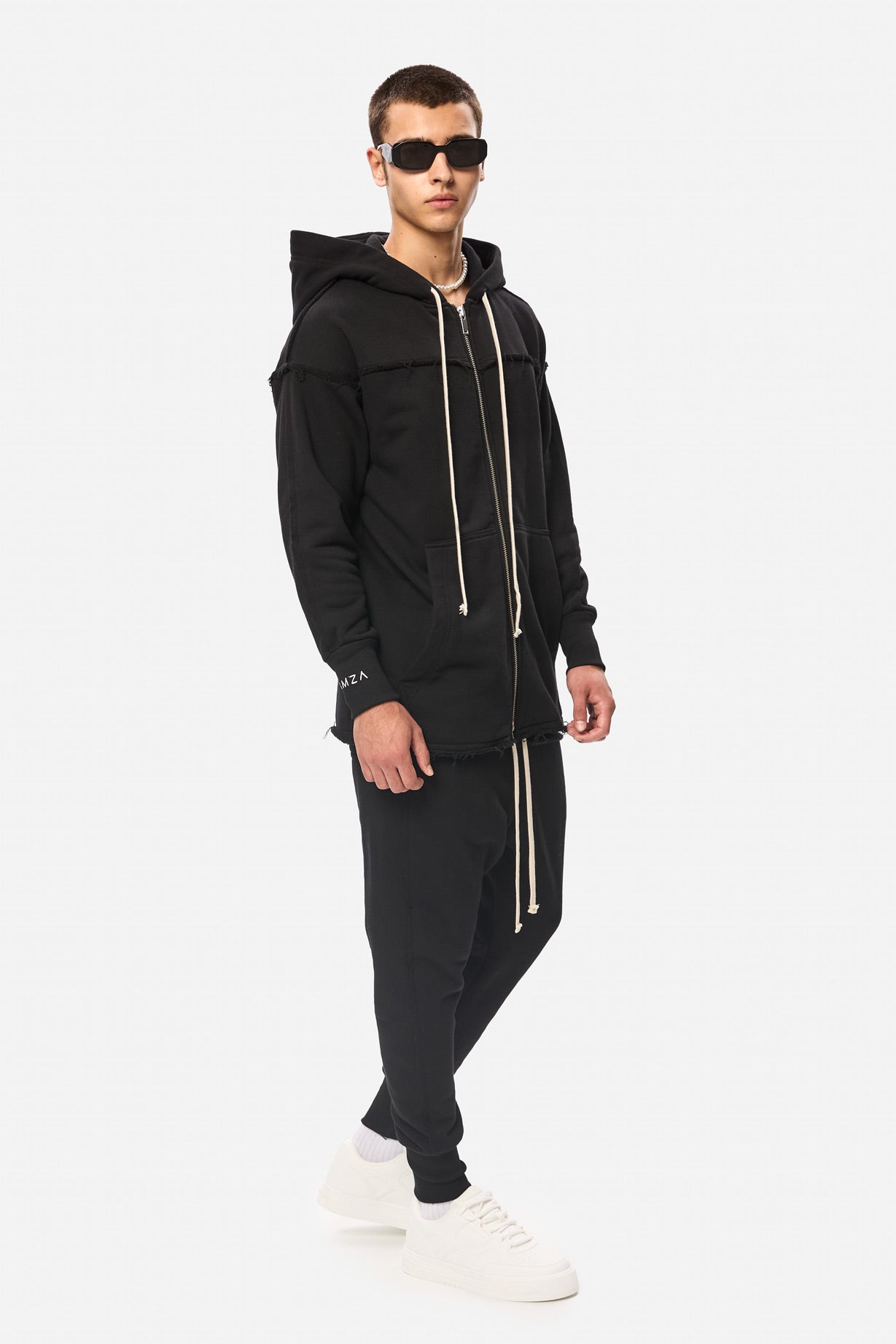 Trening negru Crudo Black Unfinished edges , confecționat din bumbac, perfect pentru un stil casual și urban.