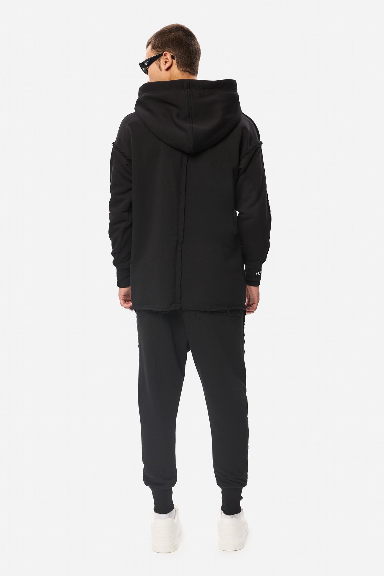 Crudo Black Hanorac negru Unfinished edges , confecționat din bumbac, perfect pentru un stil casual și urban.