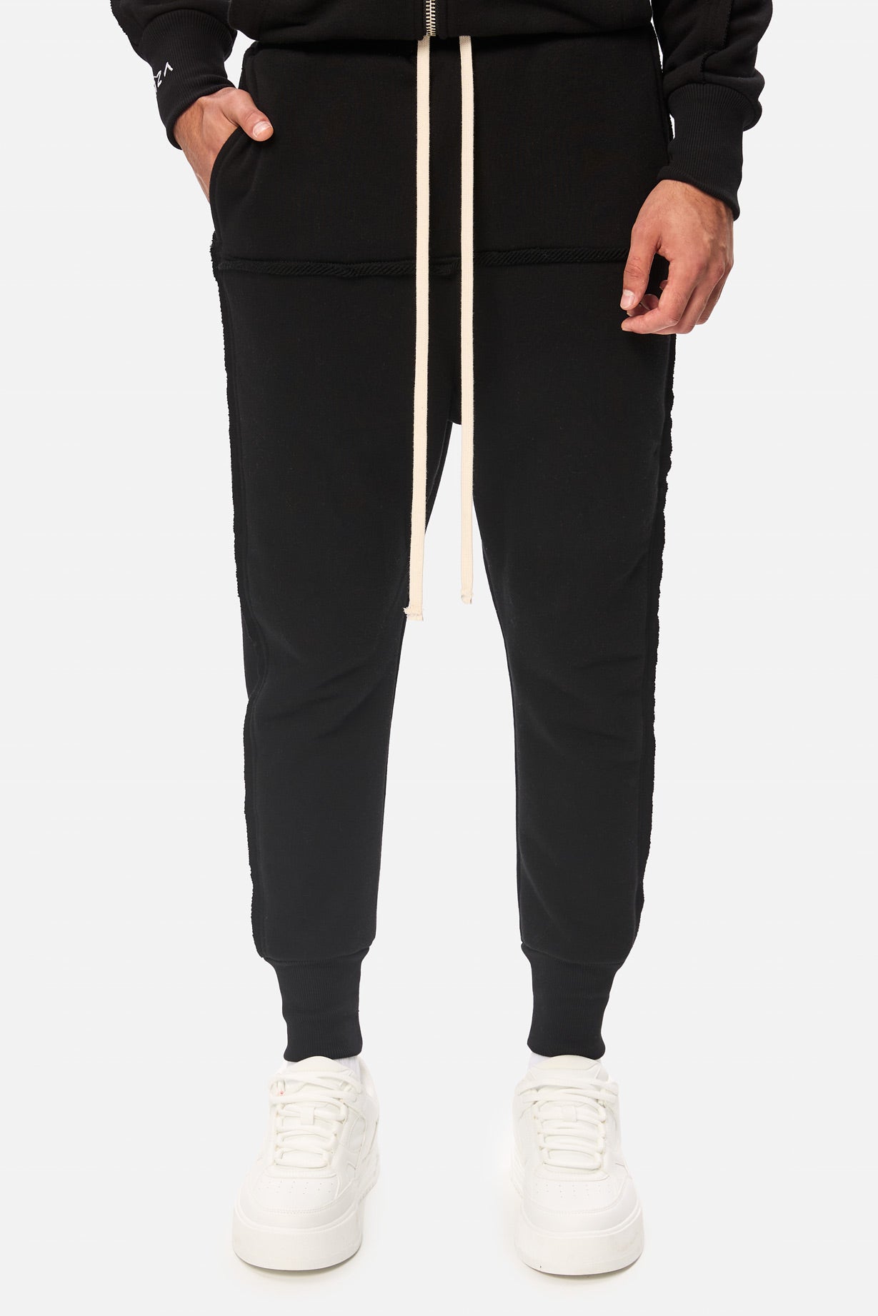 Trening negru Crudo Black Unfinished edges , confecționat din bumbac, perfect pentru un stil casual și urban.