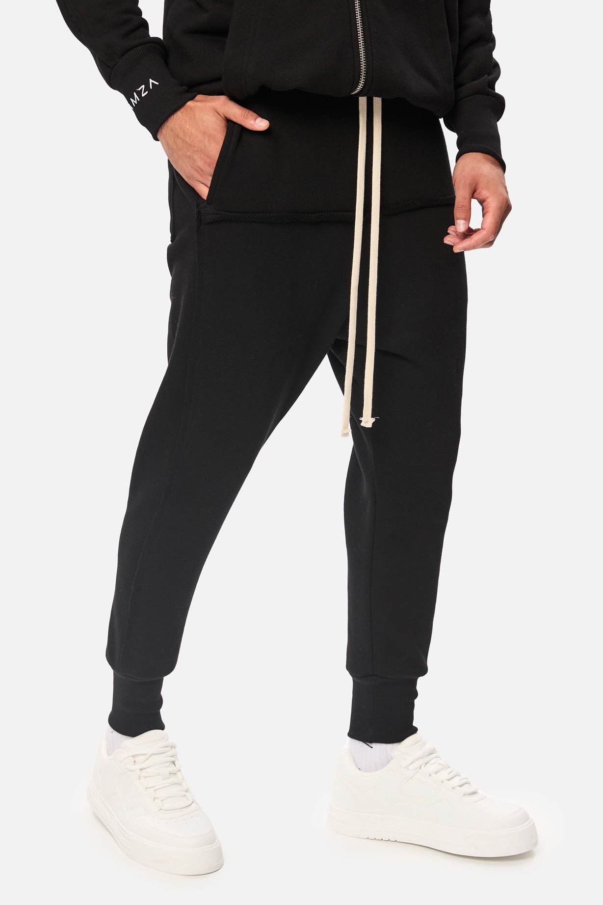 Trening negru Crudo Black Unfinished edges , confecționat din bumbac, perfect pentru un stil casual și urban.