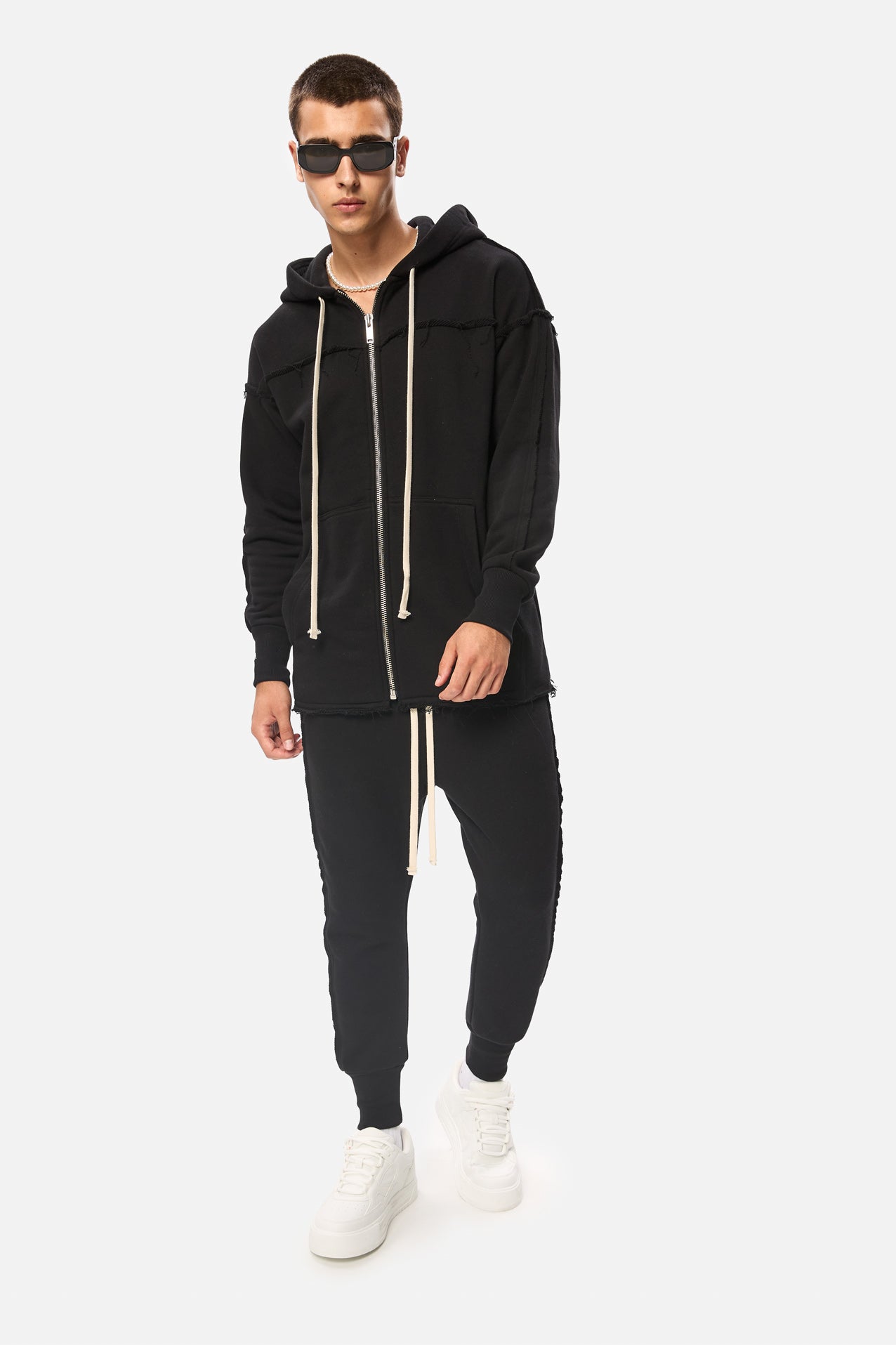 Crudo Black Hanorac negru Unfinished edges , confecționat din bumbac, perfect pentru un stil casual și urban.