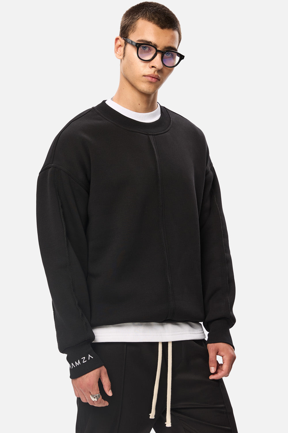 Crudo Black Sweatshirt Pulover negru Unfinished edges , confecționat din bumbac, perfect pentru un stil casual și urban.