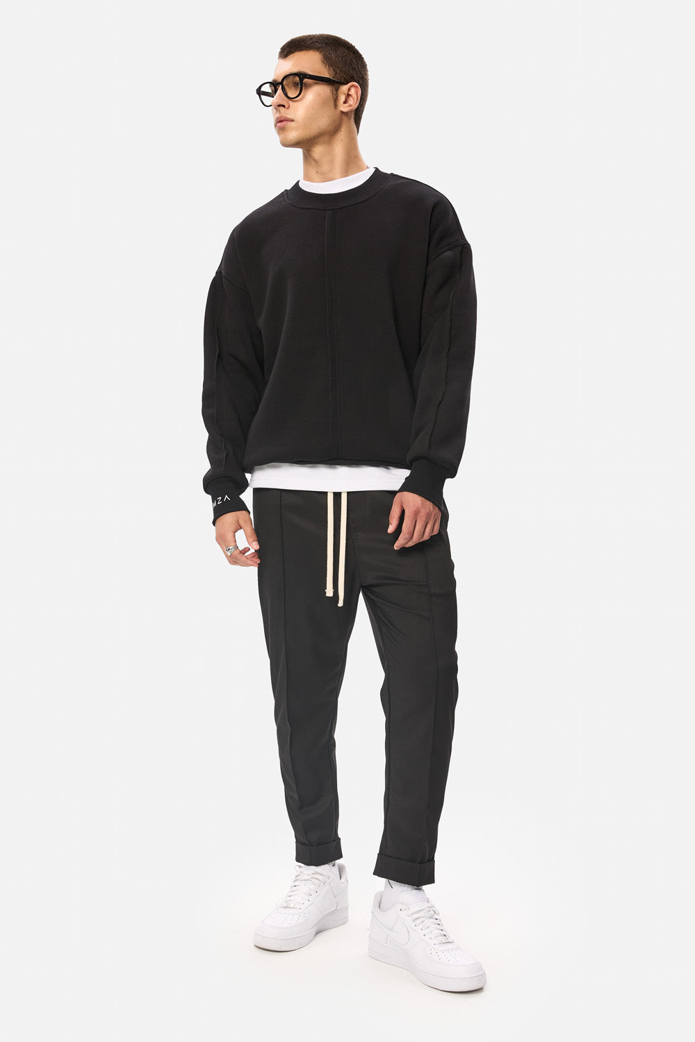 Crudo Black Sweatshirt Pulover negru Unfinished edges , confecționat din bumbac, perfect pentru un stil casual și urban.