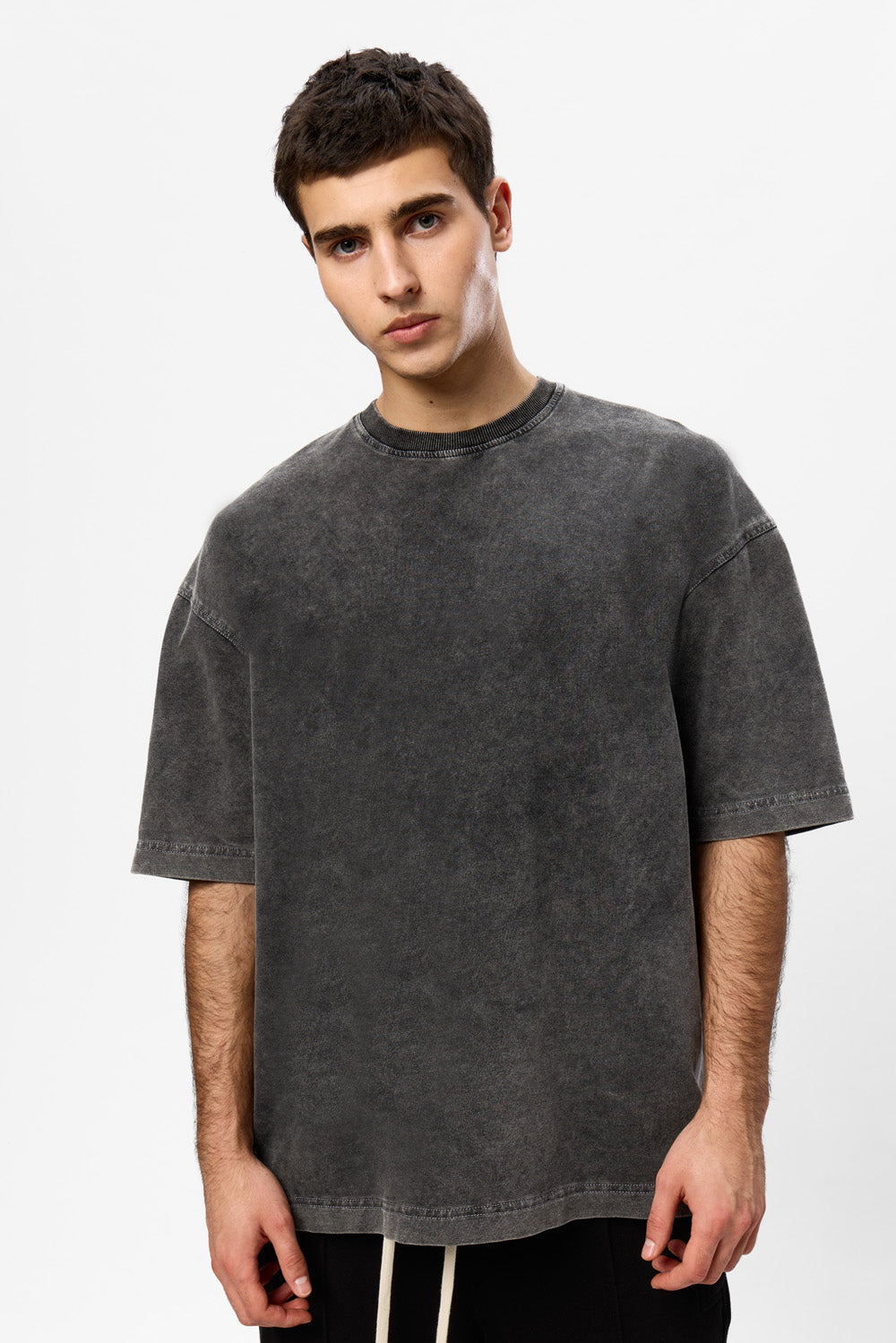 Vedere frontală a tricoului Storm Vintage gri Atelier Hamza, cu croială boxy oversized, umeri căzuți și finisaj tratat individual.