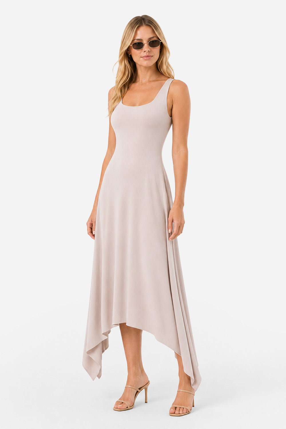 Model poartă rochie femei crem asimetrică din vâscoză cu decolteu pătrat, vedere laterală.