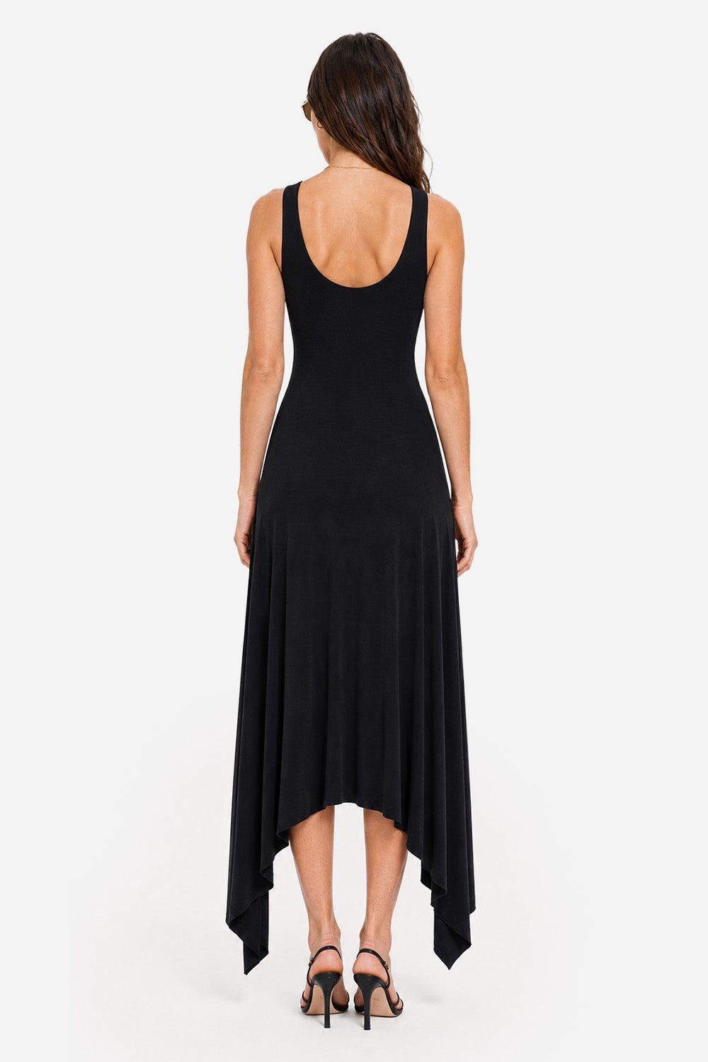 Model poartă rochie femei neagră asimetrică din vâscoză, vedere din spate.
