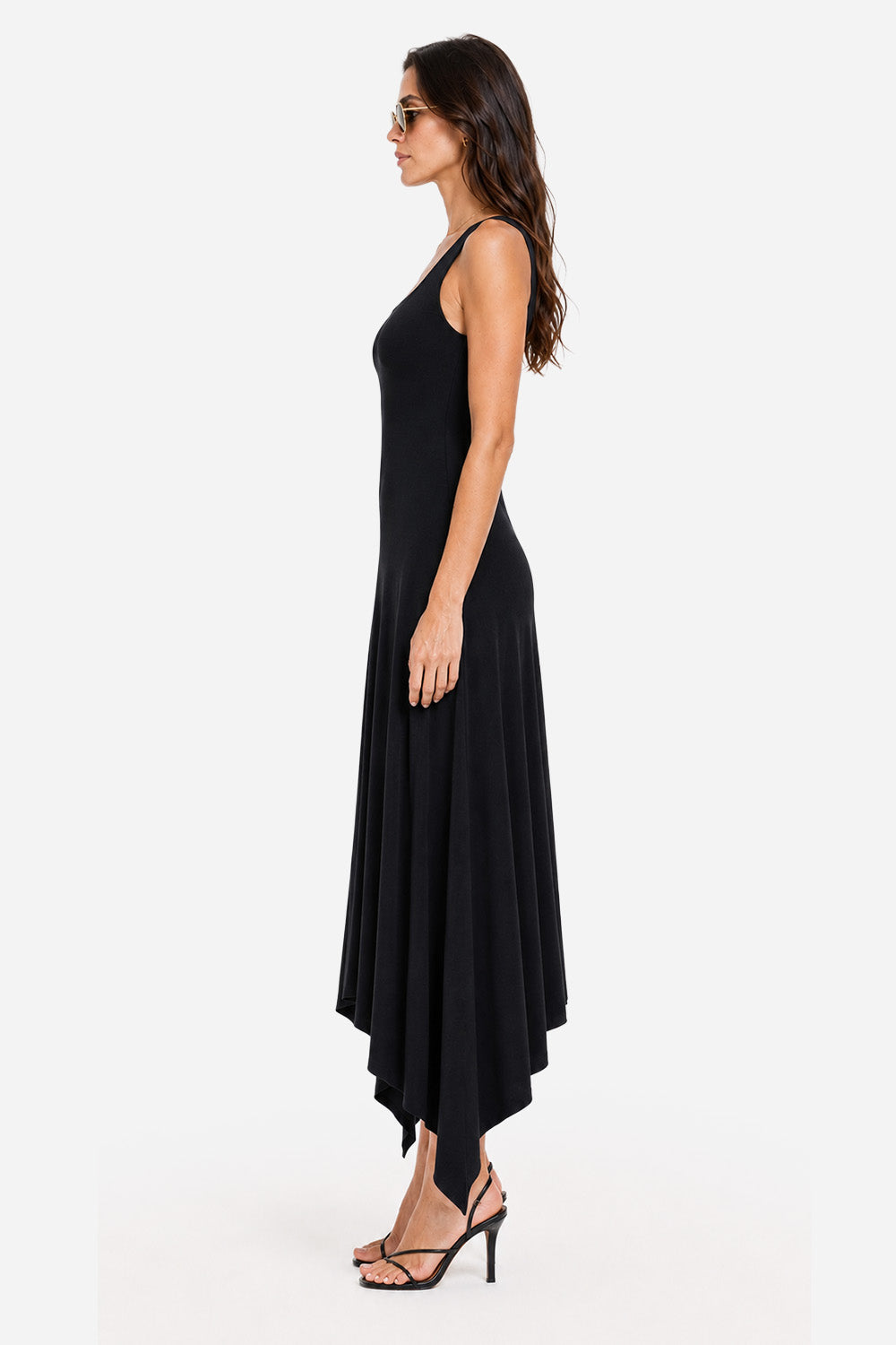 Model poartă rochie femei neagră asimetrică din vâscoză, vedere laterală.