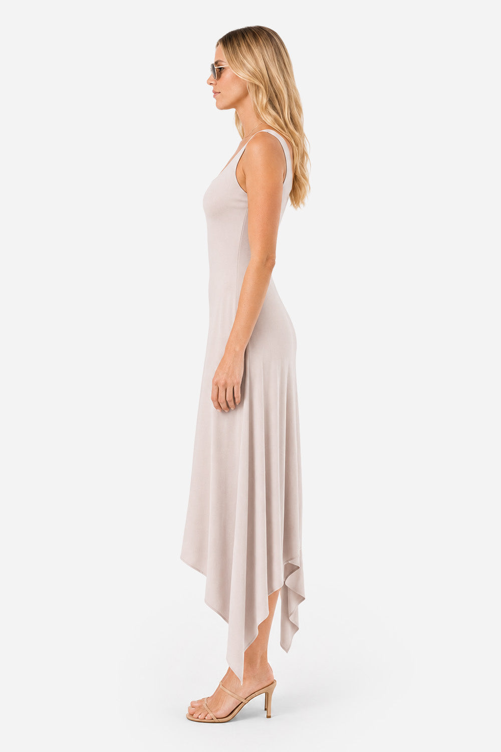 Model poartă rochie femei crem asimetrică din vâscoză cu decolteu pătrat, vedere laterală.