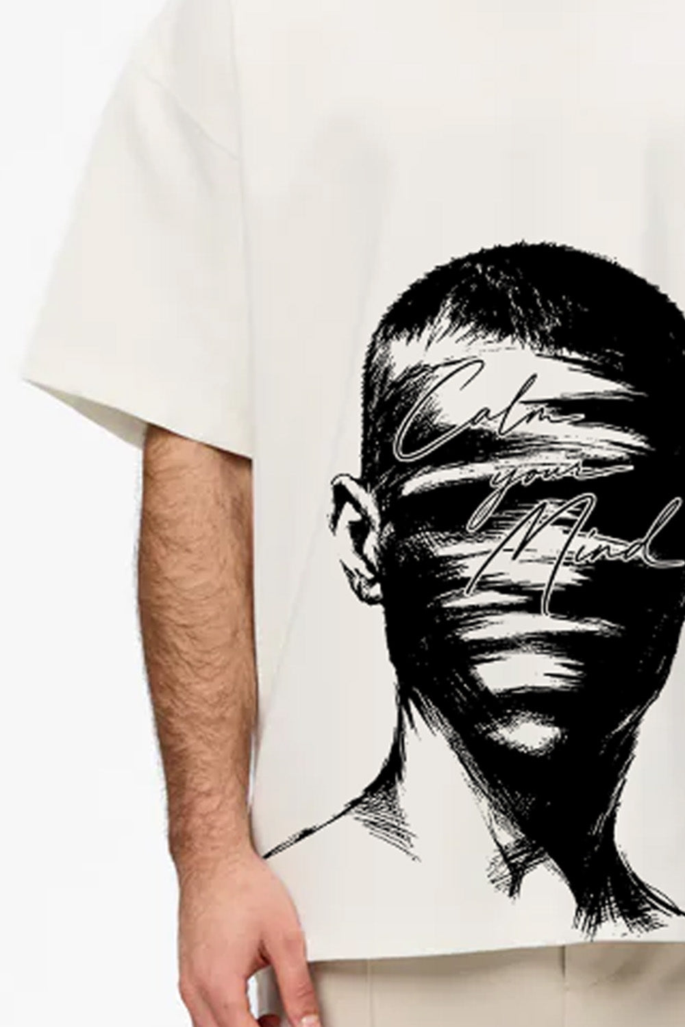 Prim-plan al imprimeului grafic Calm Your Mind de pe tricoul oversized Off-White pentru bărbați