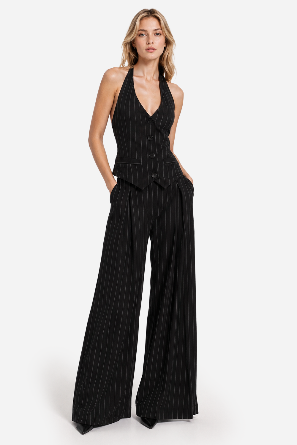 Pantaloni femei negri din stofă cu dungi, cu talie înaltă și croială lejeră, prezentați într-un look complet