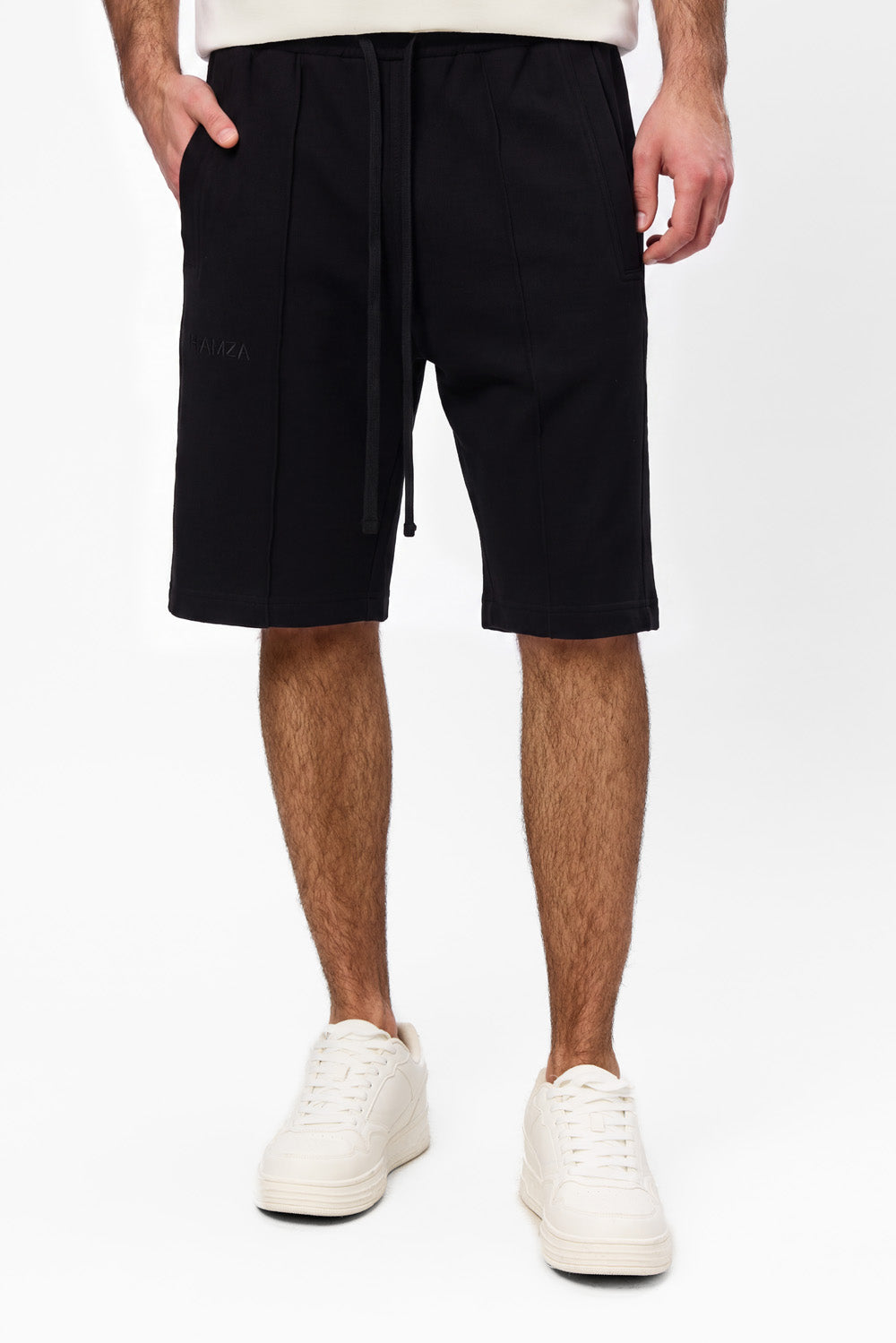 Pantaloni scurți bărbați negri din vâscoză purtați de model, vedere din față