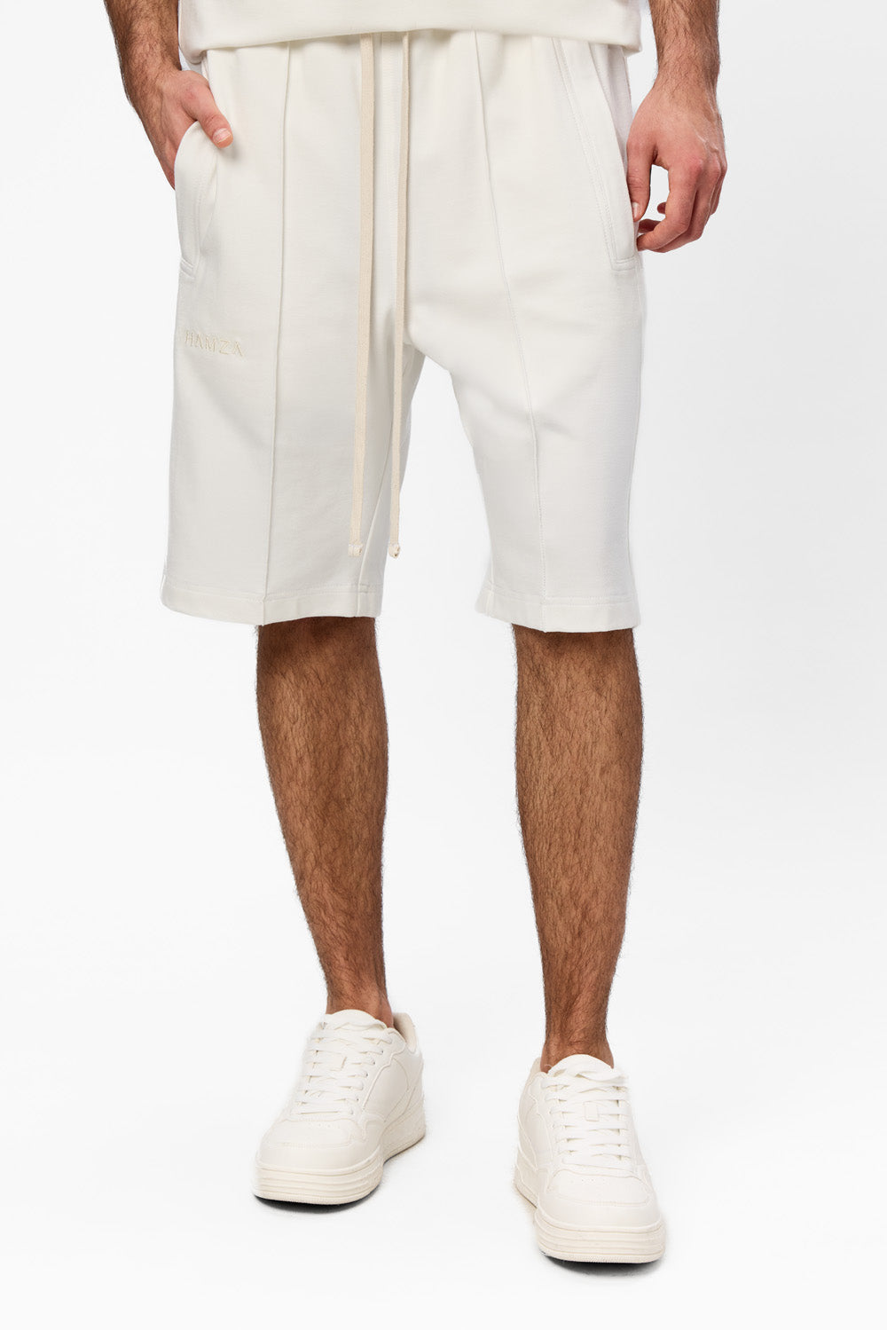 Pantaloni scurți bărbați Off-White din vâscoză purtați de model, vedere din față