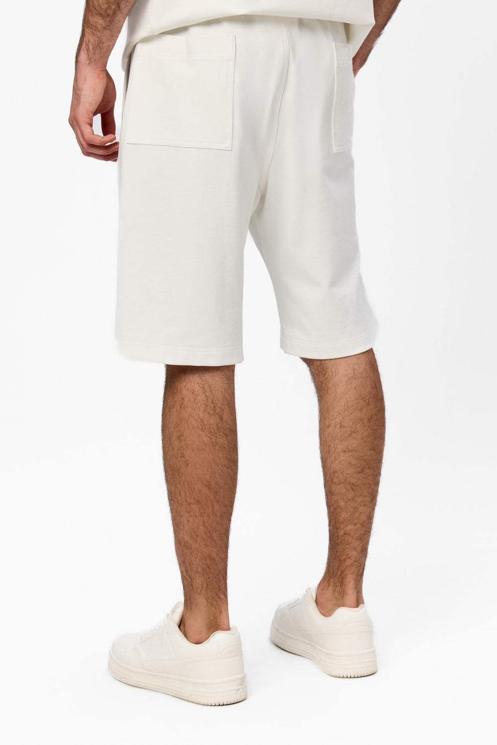 Pantaloni scurți bărbați Off-White din vâscoză purtați de model, vedere din spate