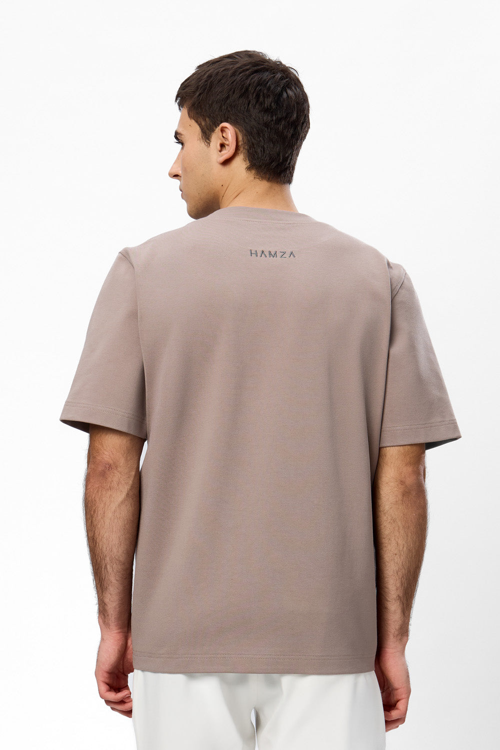 Tricou bărbați bej taupe din vâscoză purtat de model, vedere din spate