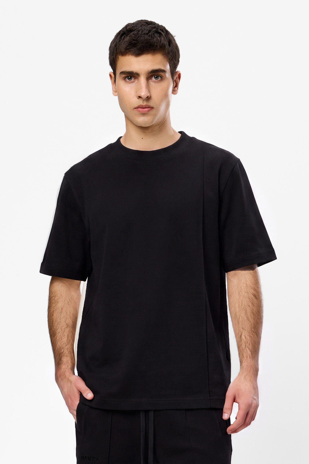 Tricou bărbați negru din vâscoză purtat de model, vedere din față
