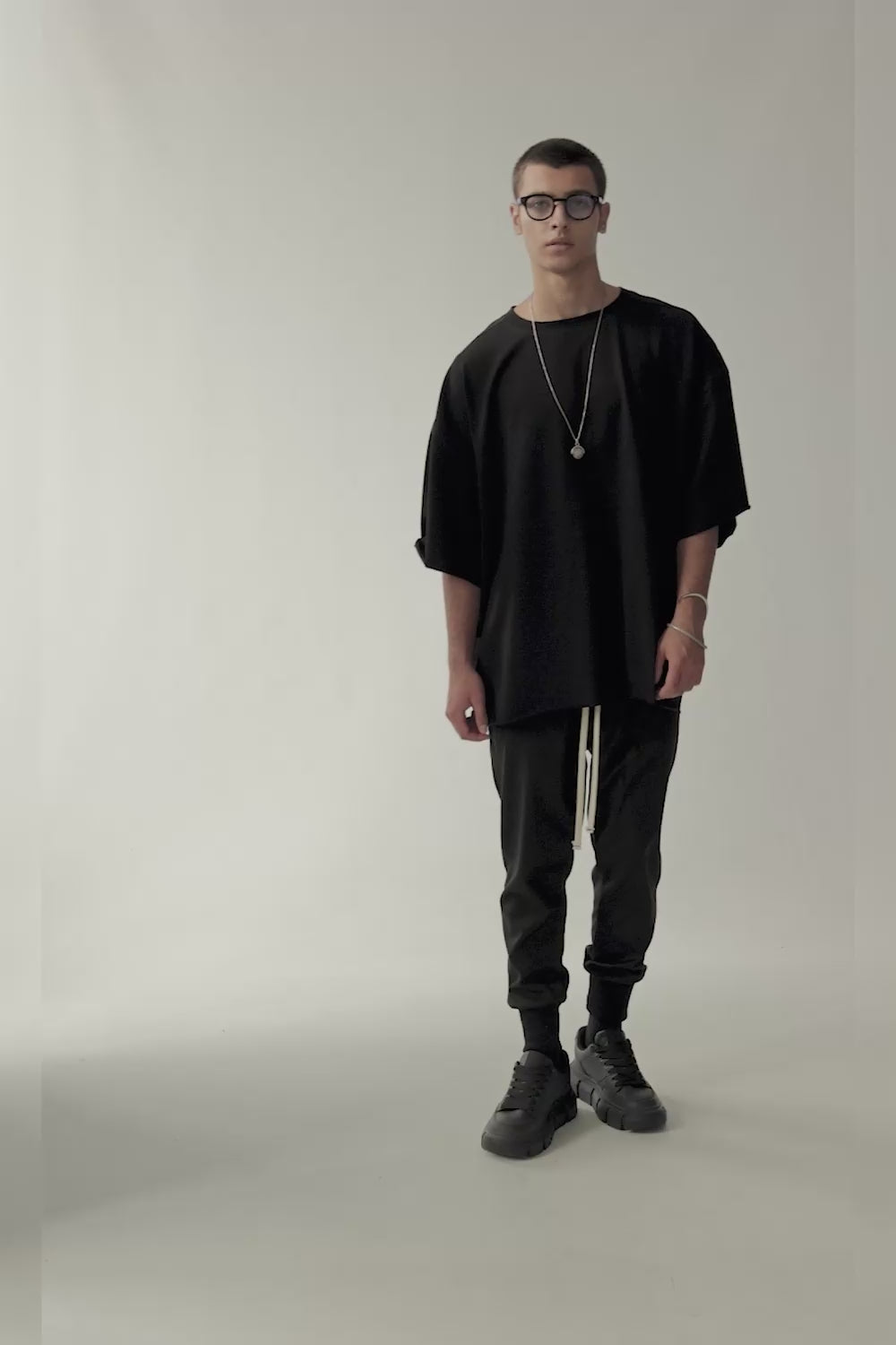 Tricou Oversized cu Ocheti | Bărbați | Negru | Stil Modern & Elegant | Confort & Funcționalitate | Atelier Hamza