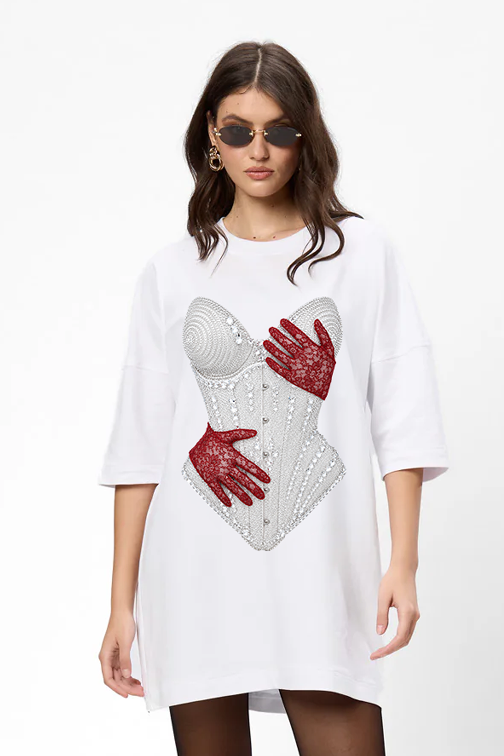 Rochie mini oversized damă albă din bumbac organic cu imprimeu față-spate, purtată de un model feminin, vedere din față