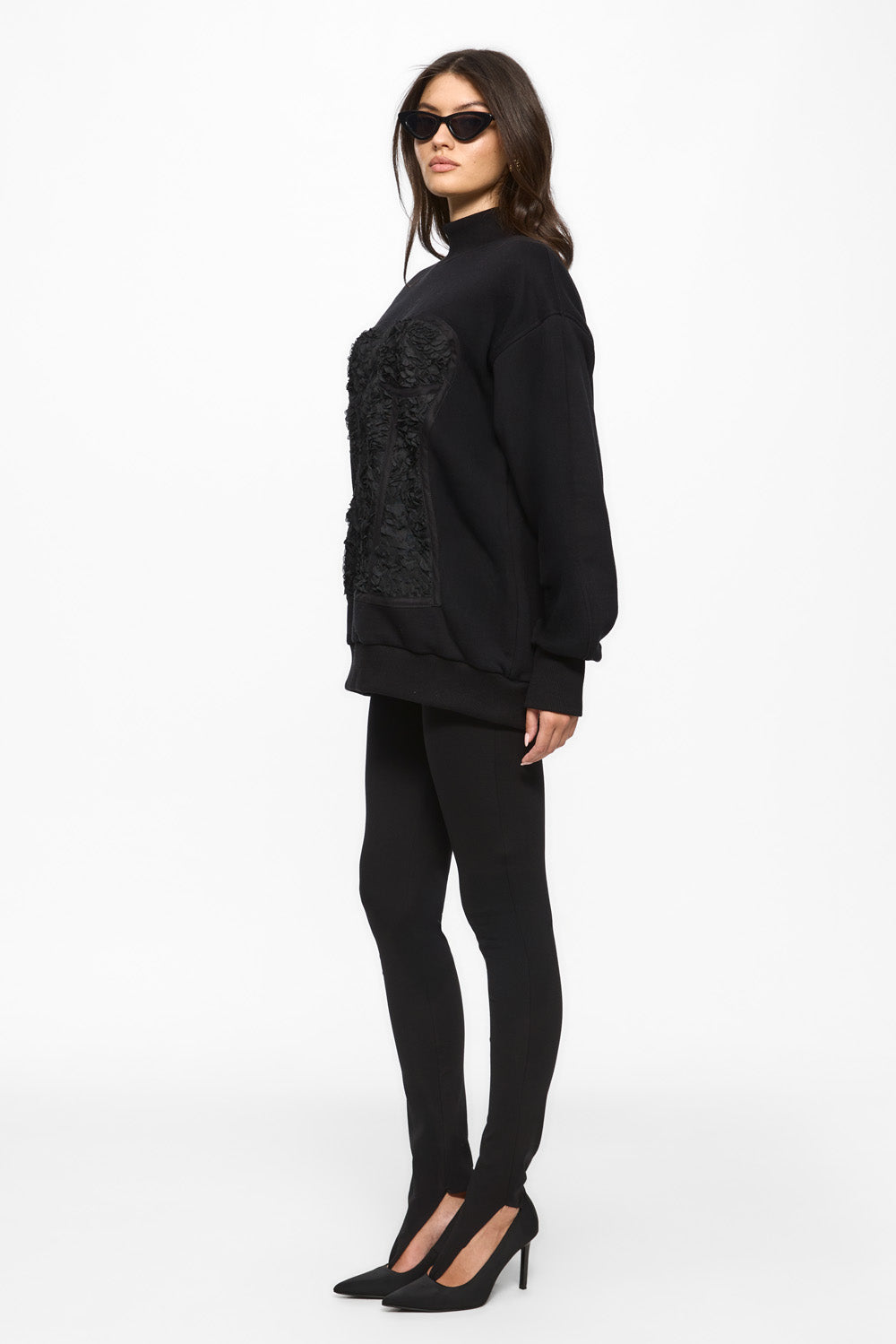 Czarny polarowy golf Kora z haftowanym gorsetem W