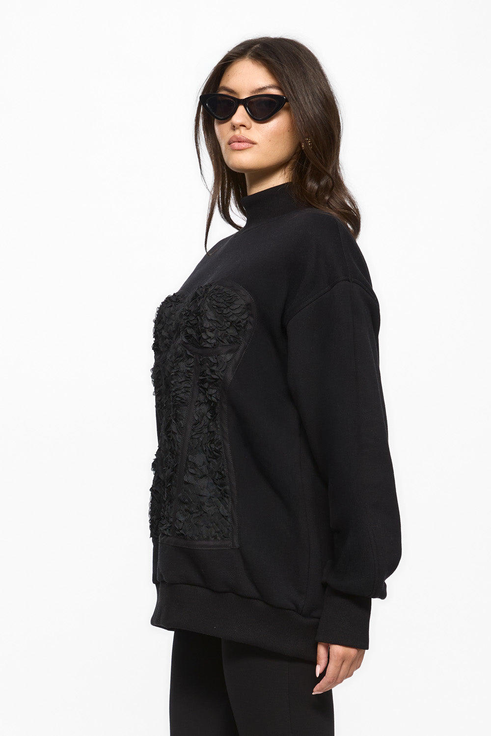 Czarny polarowy golf Kora z haftowanym gorsetem W