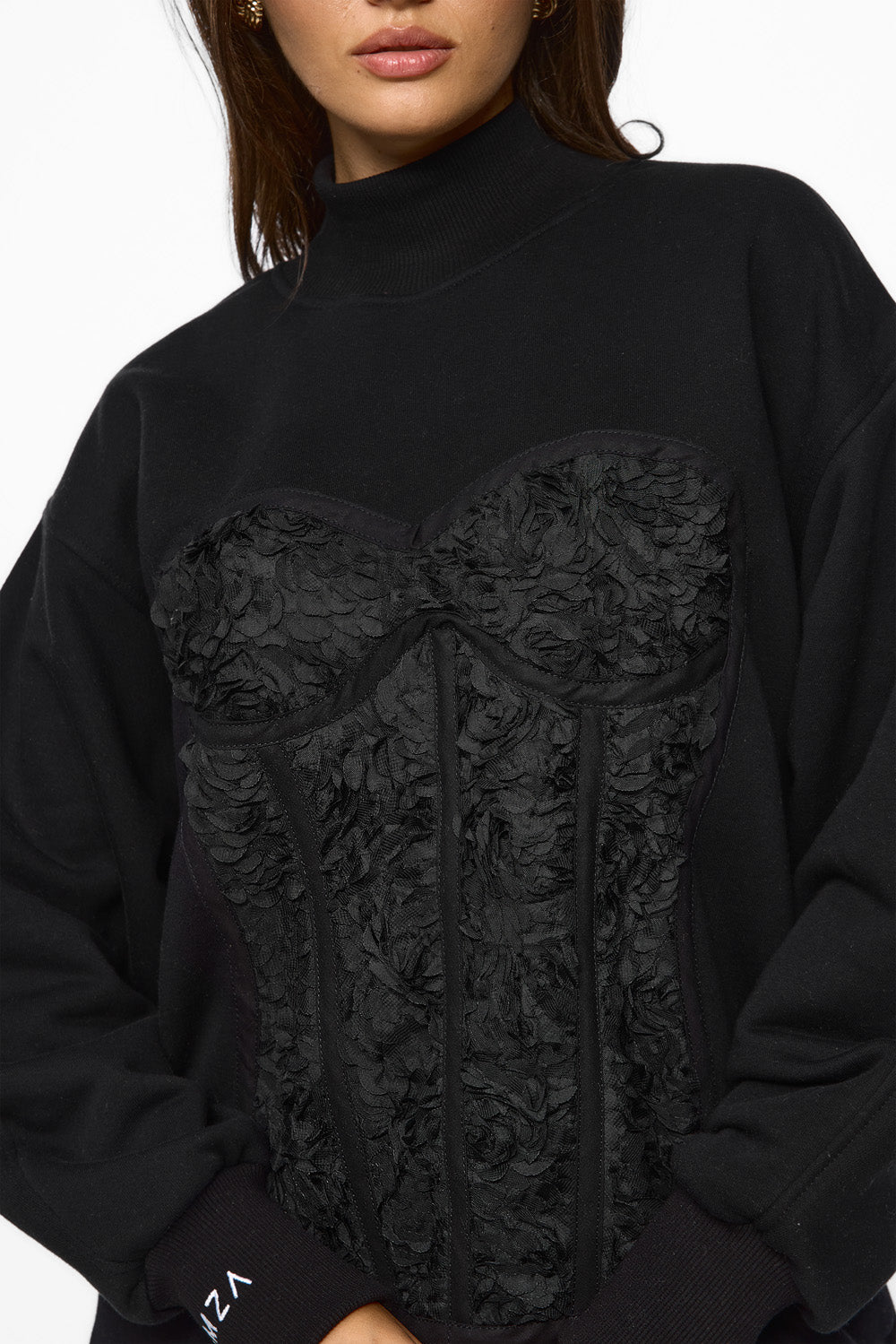 Czarny polarowy golf Kora z haftowanym gorsetem W