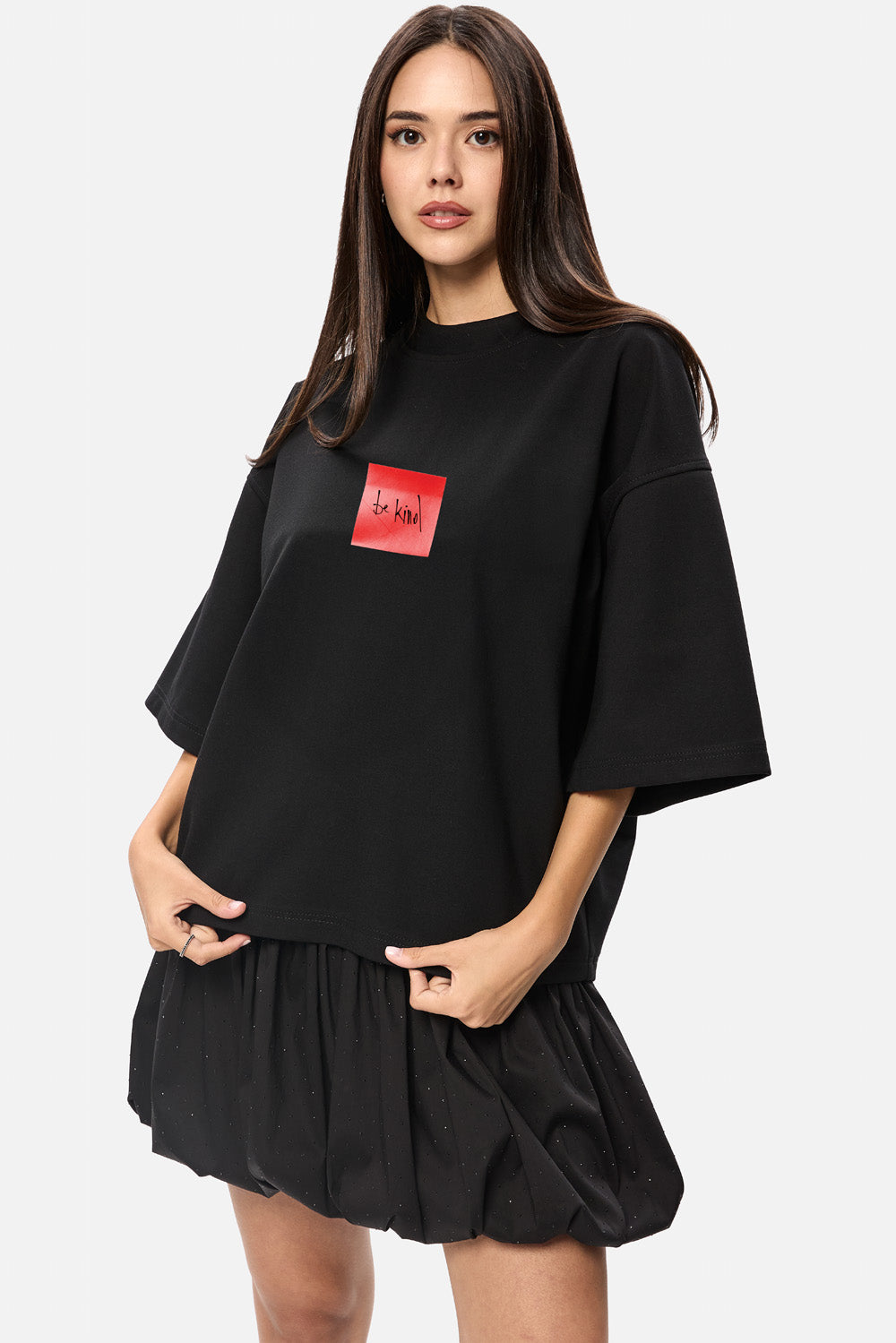 Tricou cu imprimeu Heart Post |  Femei | Negru | Stil Modern & Elegant | Confort & Funcționalitate | Atelier Hamza