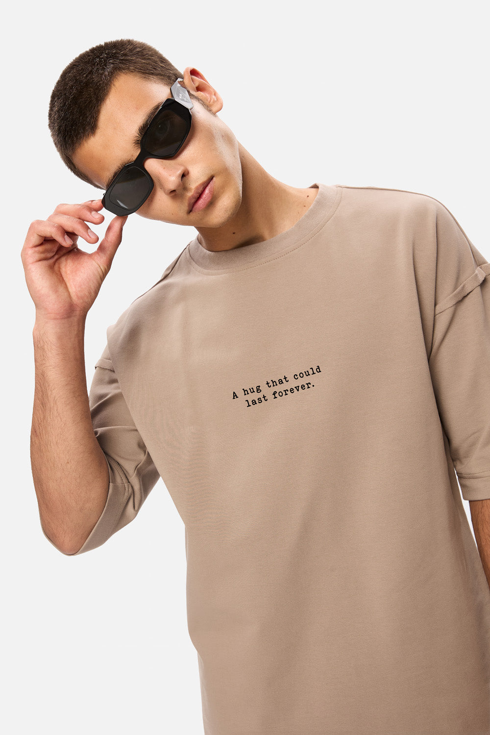 Tricou cu imprimeu Hug | Bărbați | Bej | Stil Modern & Elegant | Confort & Funcționalitate | Atelier Hamza