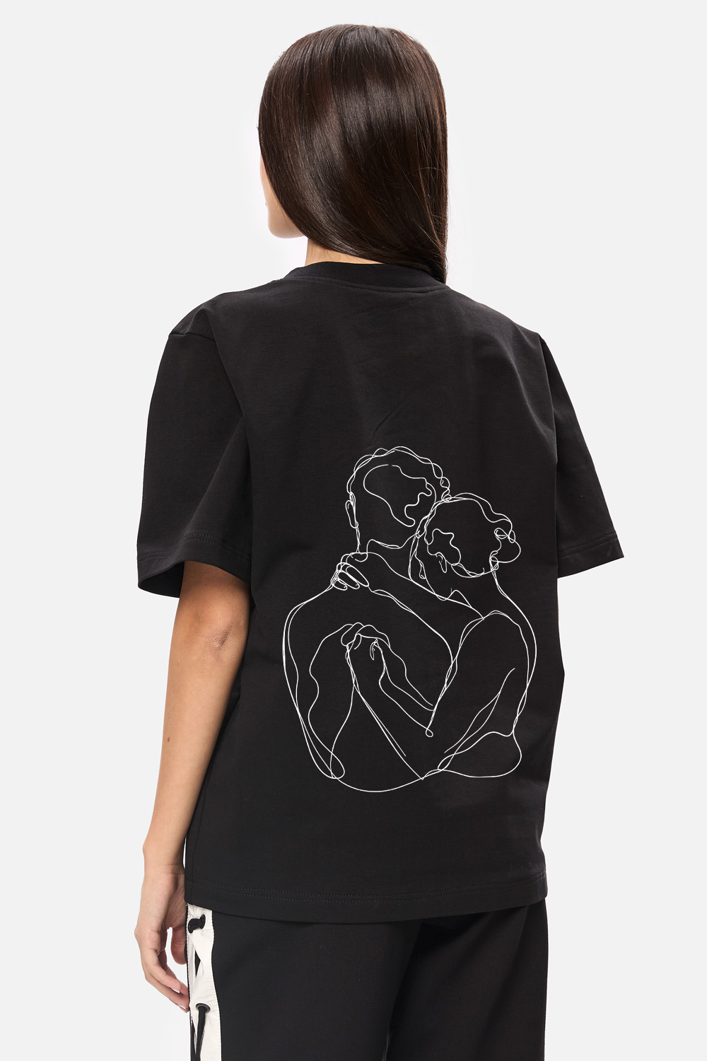 A hug one line black T-shirt