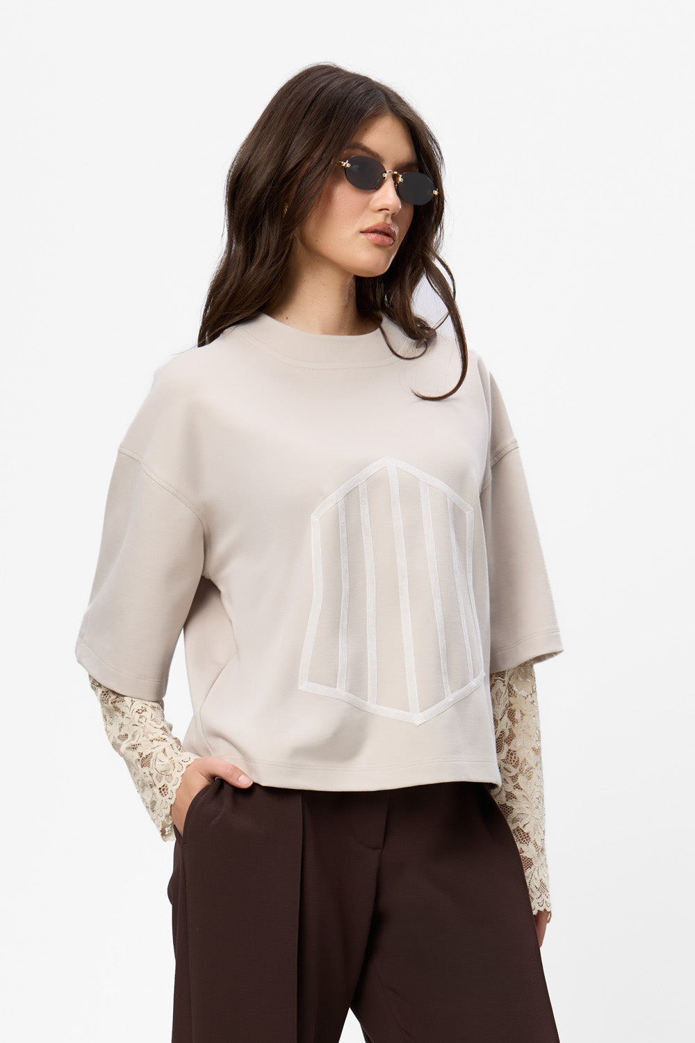 Czarna sukienka Venice z koronkową spódnicą i rękawami