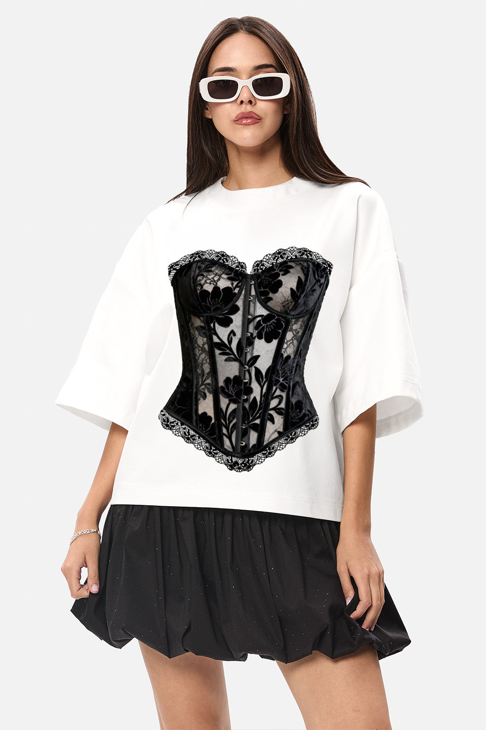 Model poartă tricou femei off-white oversized din vâscoză cu imprimeu frontal „Couture” și mâneci clopot.
