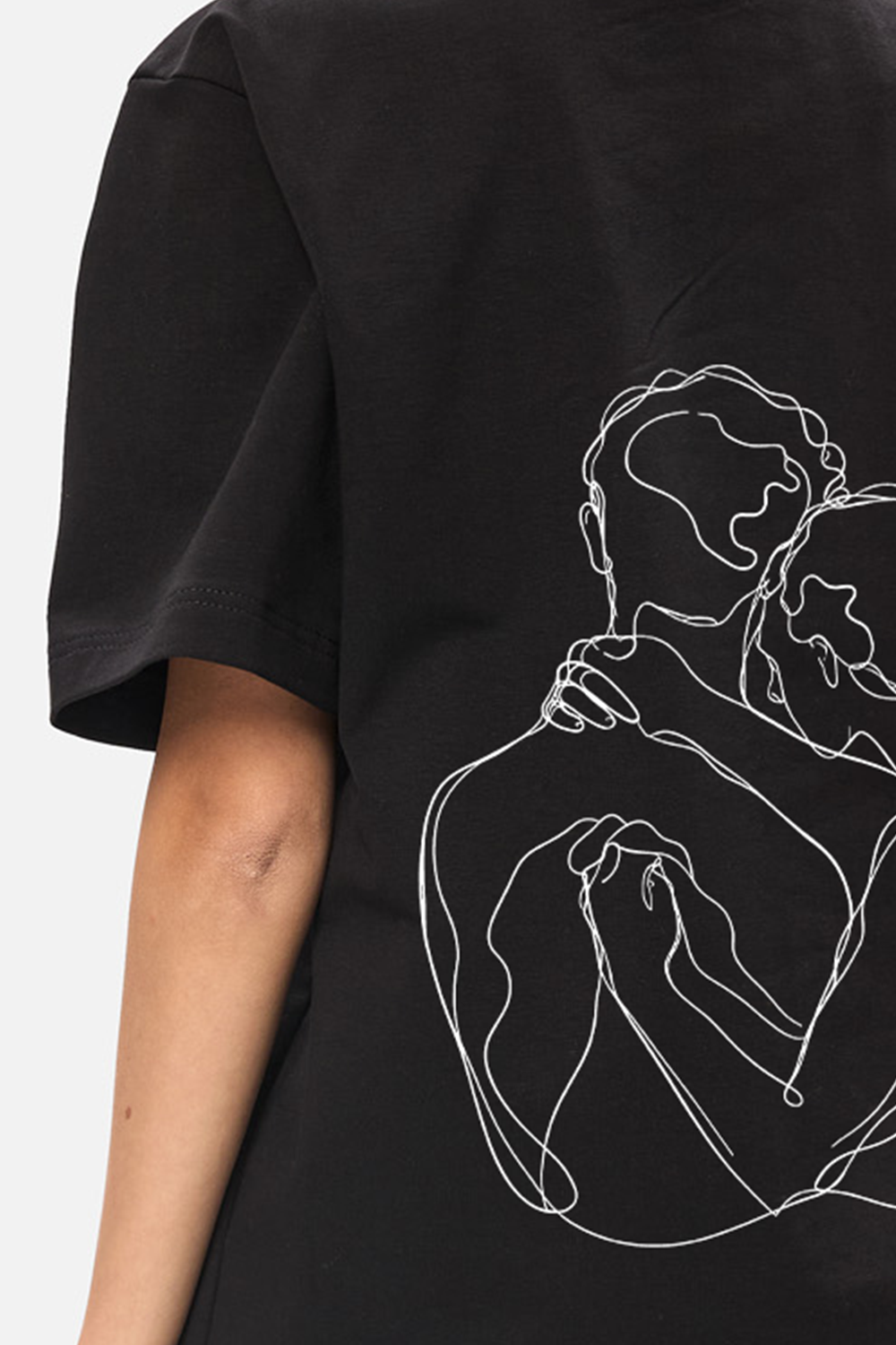 A hug one line black T-shirt