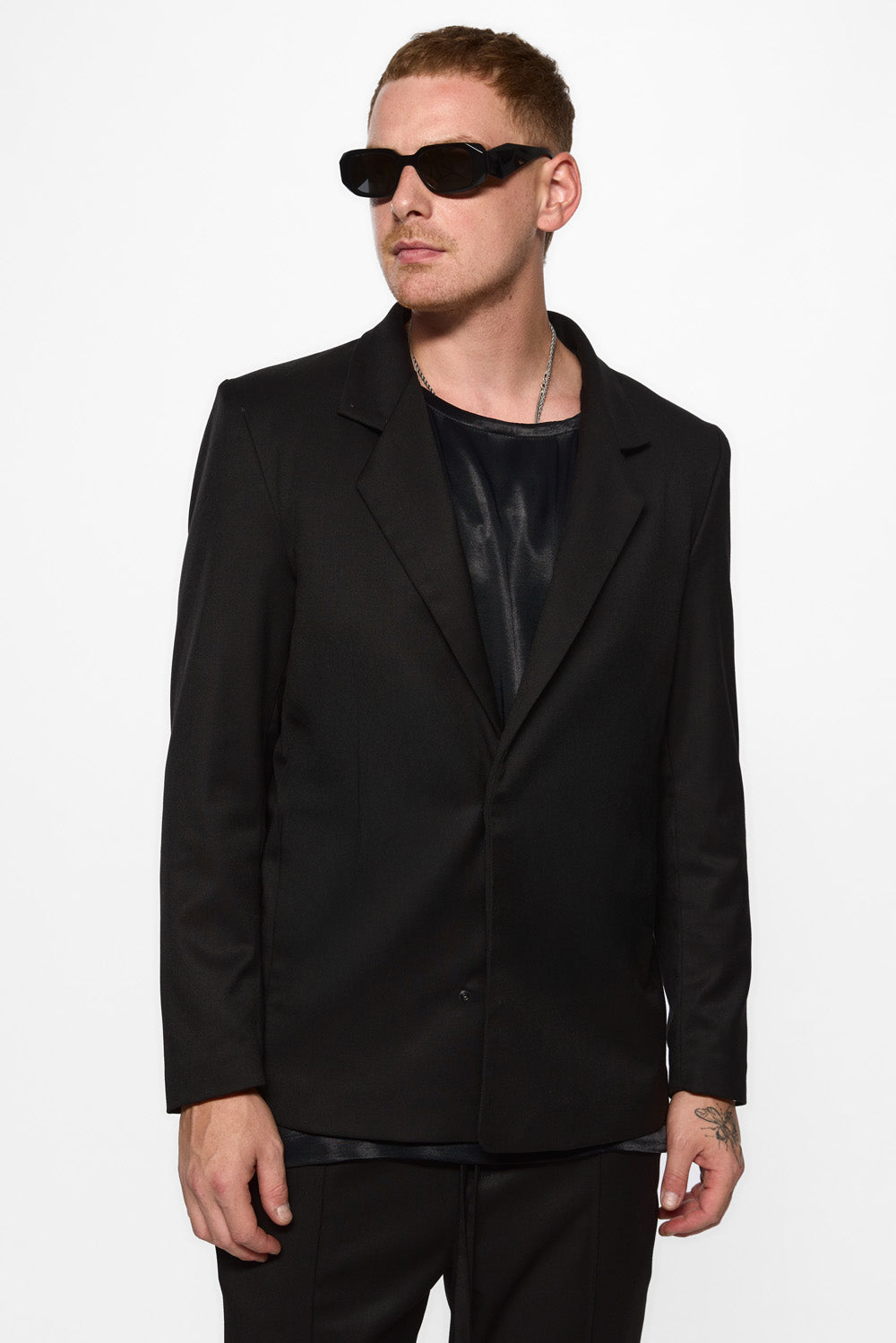 Black Cardigan Thom v2 for men from Hamza.
Sacou negru de barbati Thom v2 hamza 