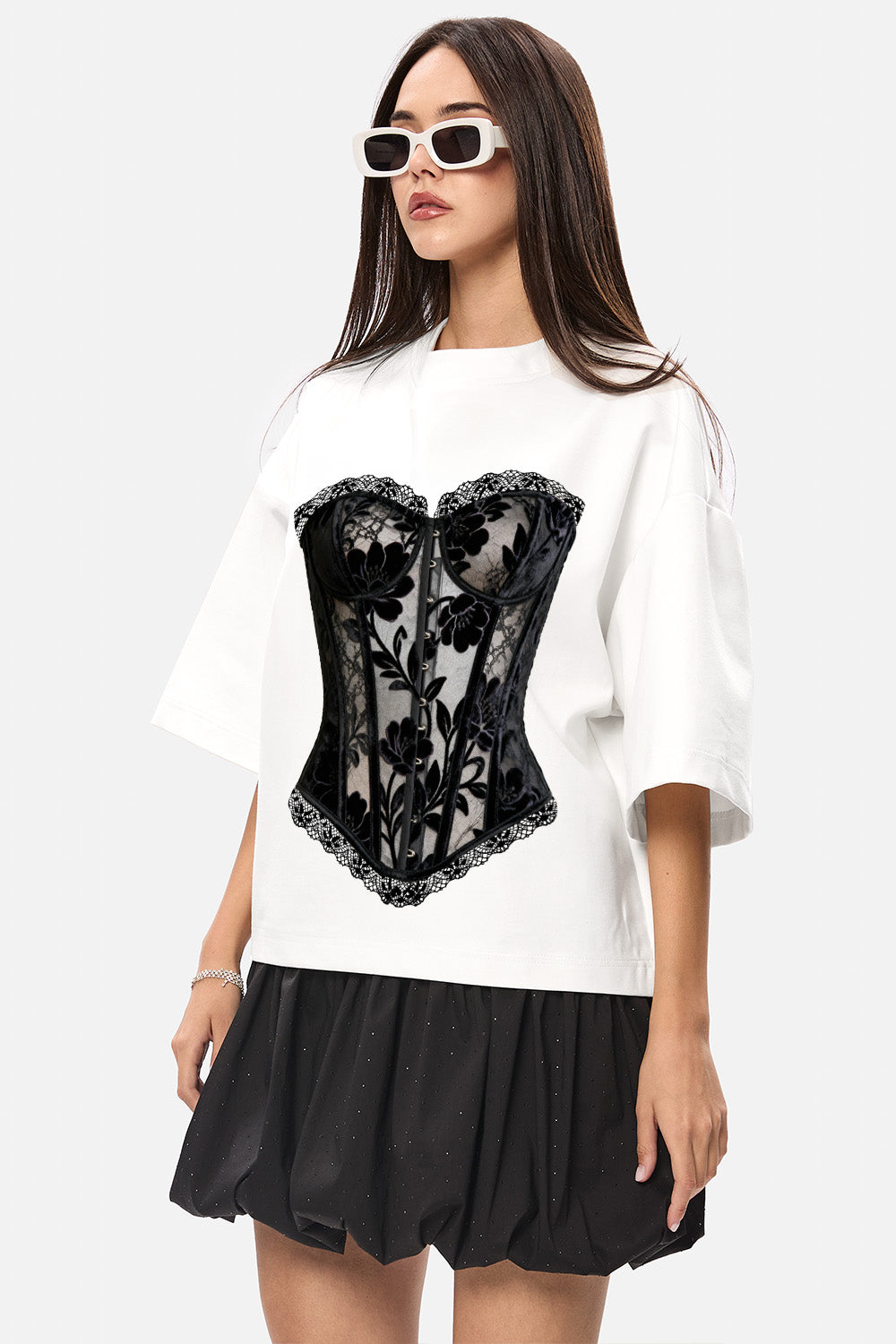 Model poartă tricou femei off-white oversized din vâscoză cu imprimeu frontal „Couture” și mâneci clopot, vedere laterală.