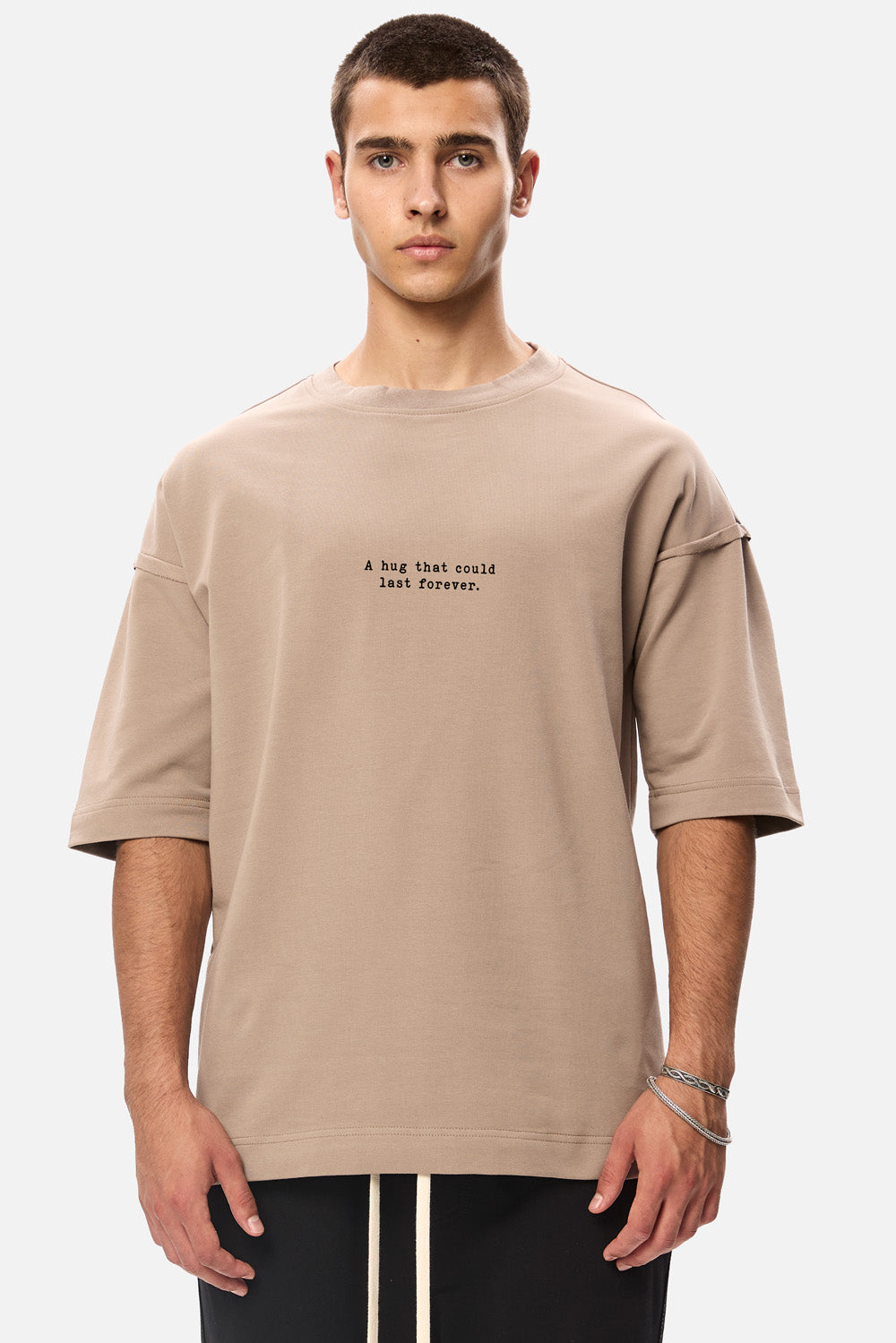 Tricou cu imprimeu Hug | Bărbați | Bej | Stil Modern & Elegant | Confort & Funcționalitate | Atelier Hamza