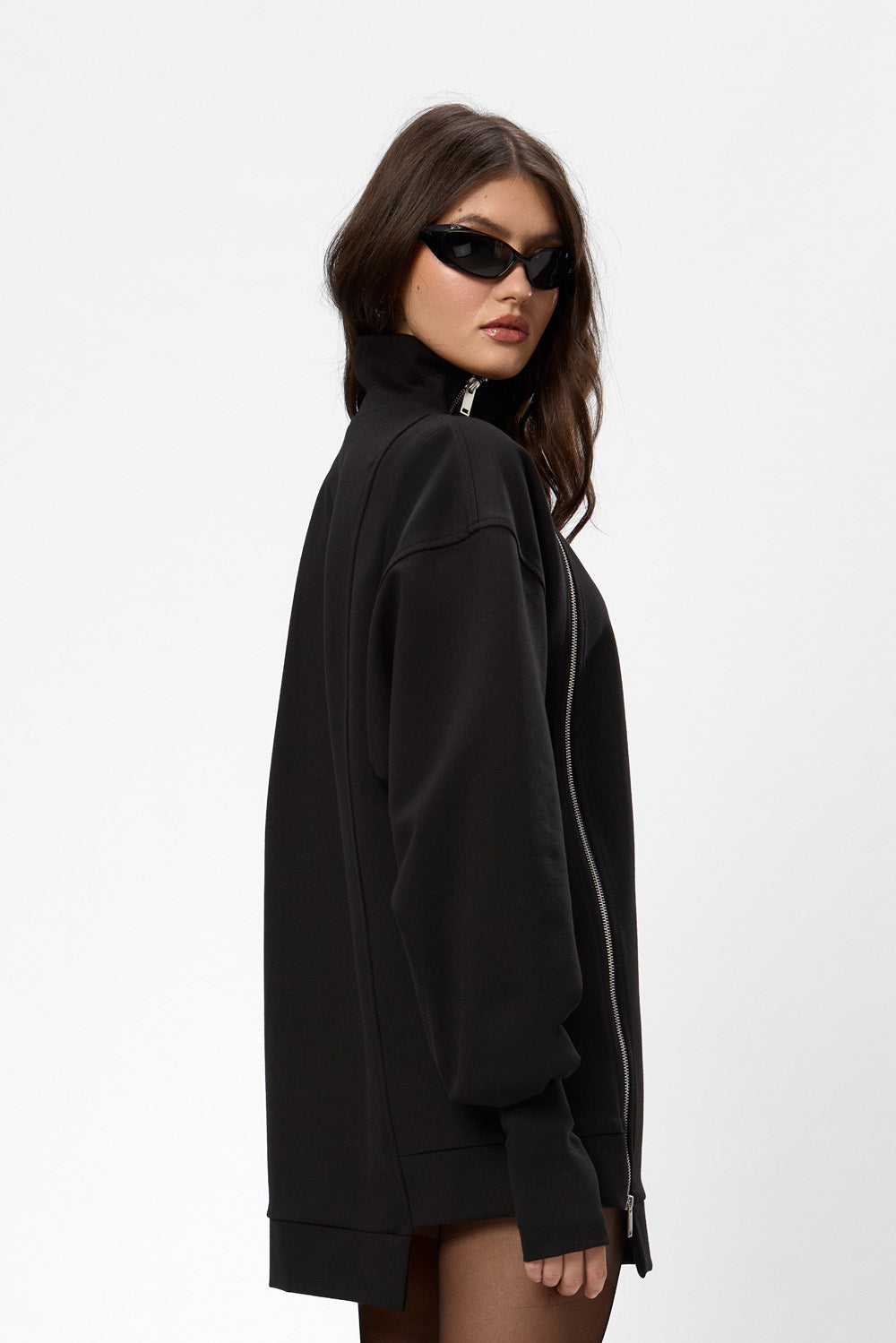 Sukienka z detalem przy dekolcie i podwójnym zamkiem Bipolar