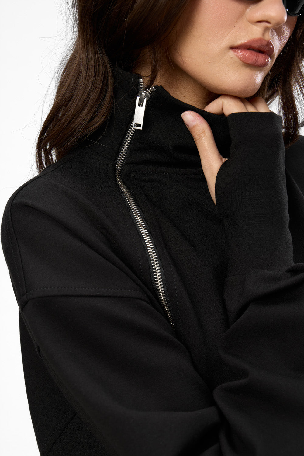 Sukienka z detalem przy dekolcie i podwójnym zamkiem Bipolar