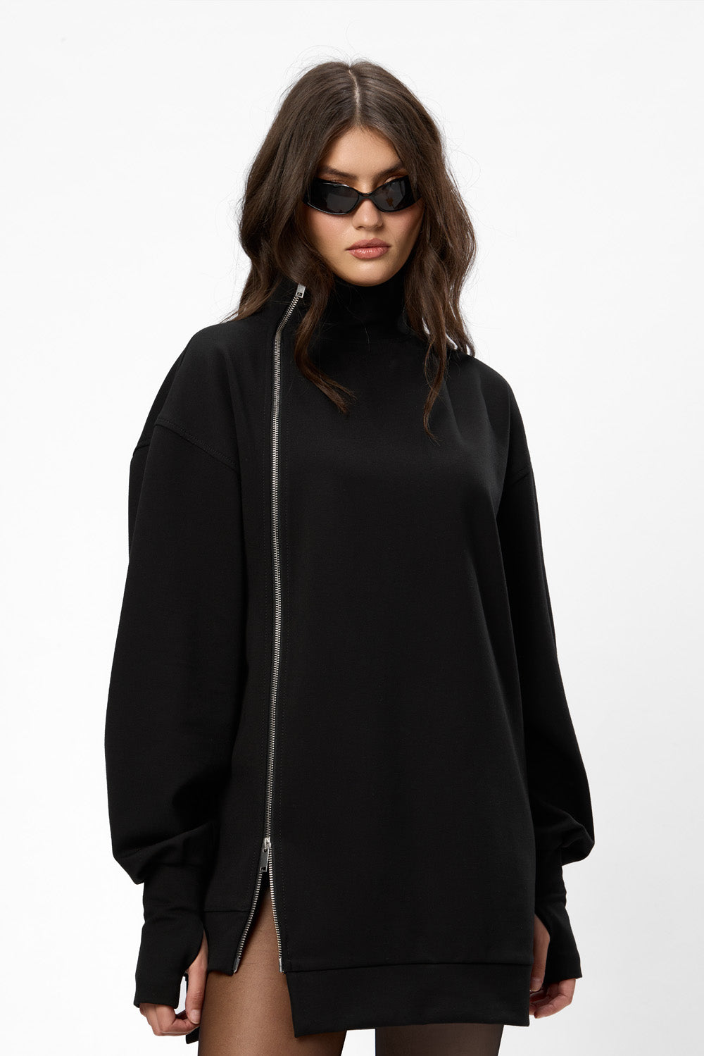 Sukienka z detalem przy dekolcie i podwójnym zamkiem Bipolar