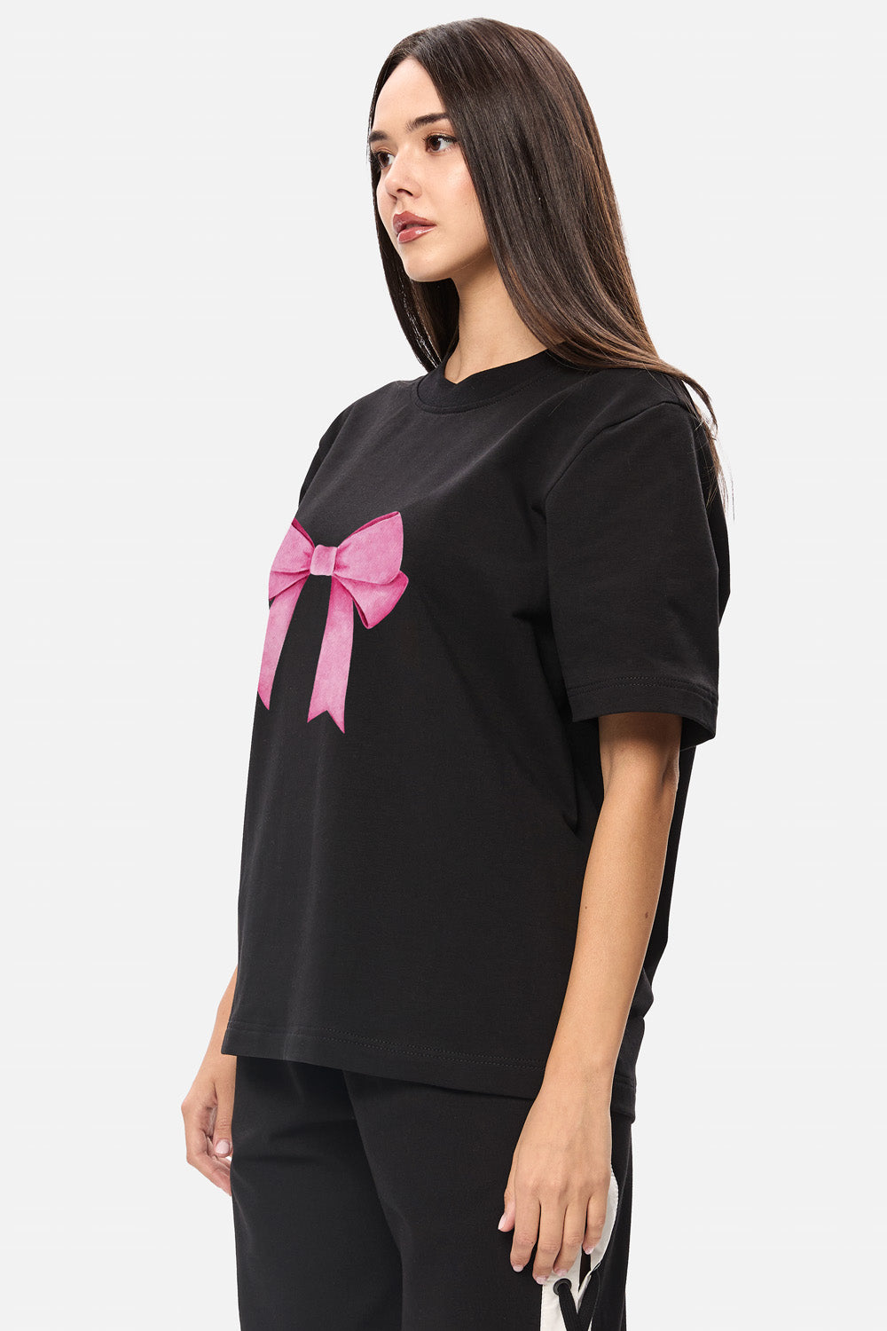 Tricou negru Delight, confecționat din bumbac moale, cu design minimalist, ideal pentru ținute casual și confortabile.