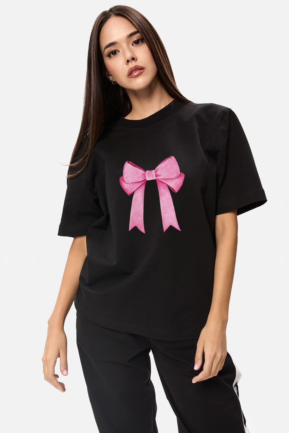 Tricou negru Delight, confecționat din bumbac moale, cu design minimalist, ideal pentru ținute casual și confortabile.