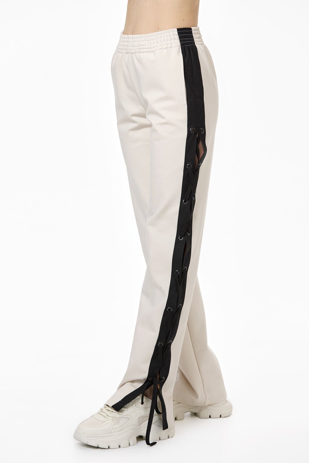 Pantaloni damă, alb-crem, viscoză premium, croială largă, detalii sport (bandă neagră pe laterale, șnur ajustabil).